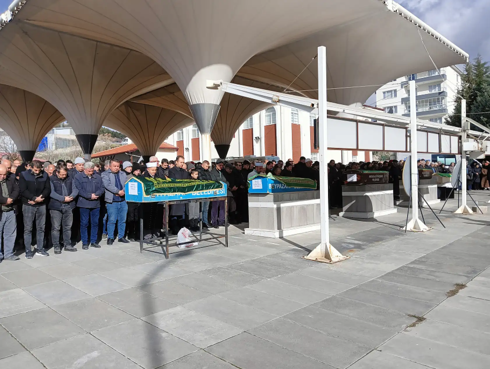 Trafik kazasında vefat eden çift ve bebekleri son yolculuğunda