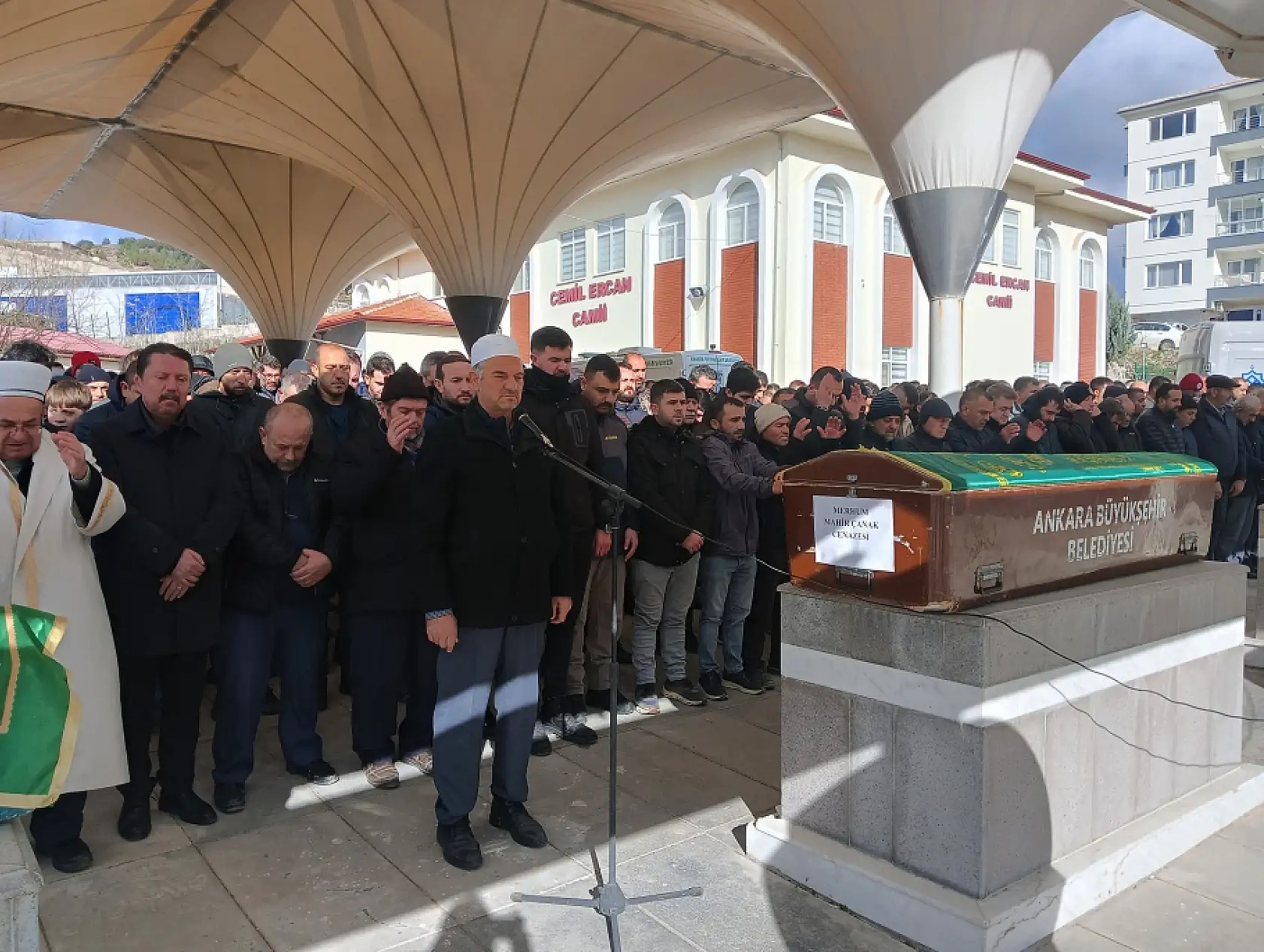 Trafik kazasında vefat eden çift ve bebekleri son yolculuğunda