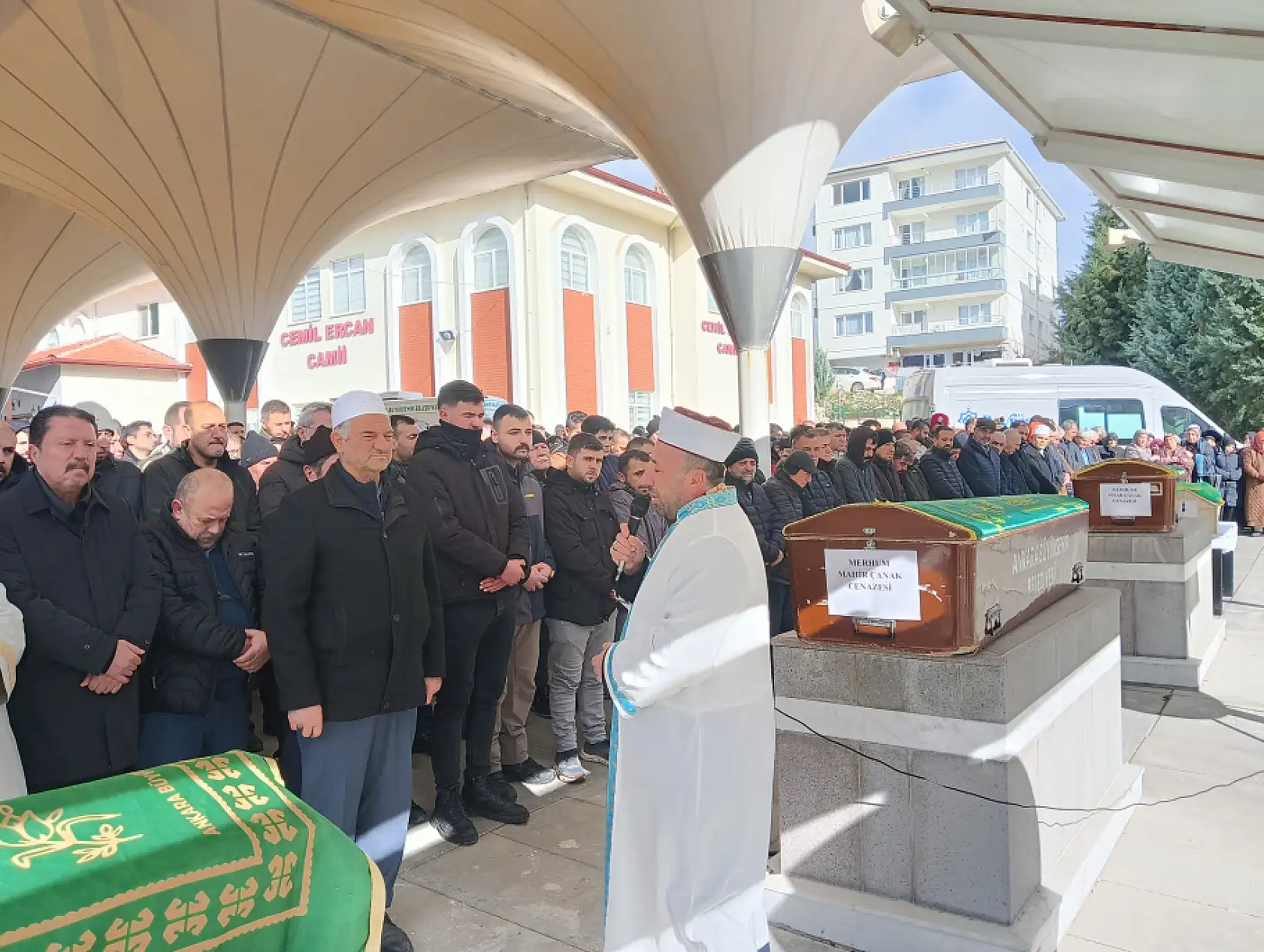Trafik kazasında vefat eden çift ve bebekleri son yolculuğunda