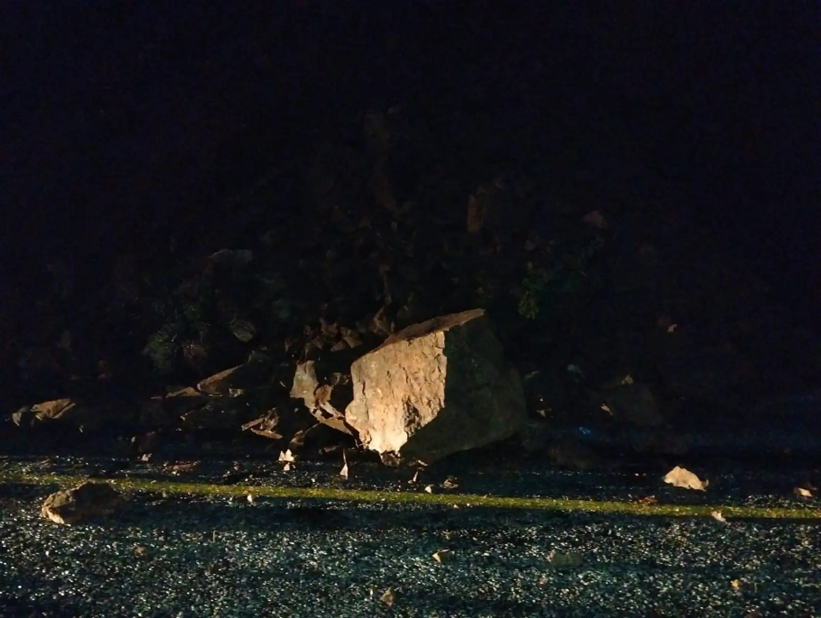 Marmaris'te toprak kayması nedeniyle yol trafiğe kapatıldı