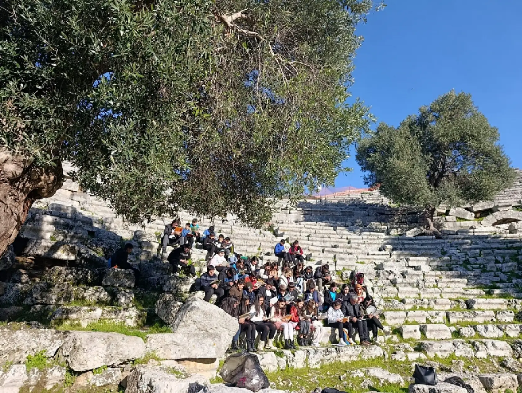 Köyceğiz Ortaokulu öğrencileri Kaunos Antik Tiyatro'da şiir okudu