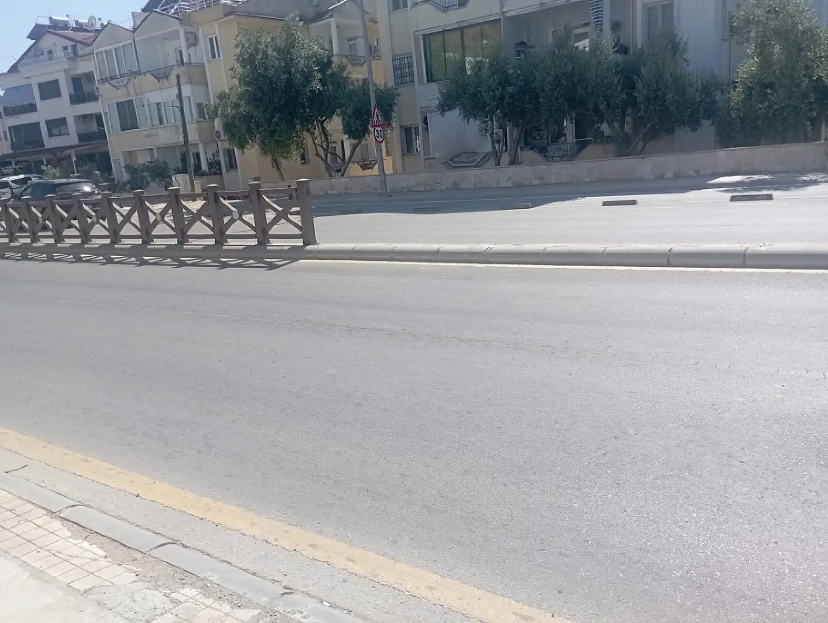 Ölüdeniz caddesi üzerinde tehlike arz eden bariyerler kaldırılıyor