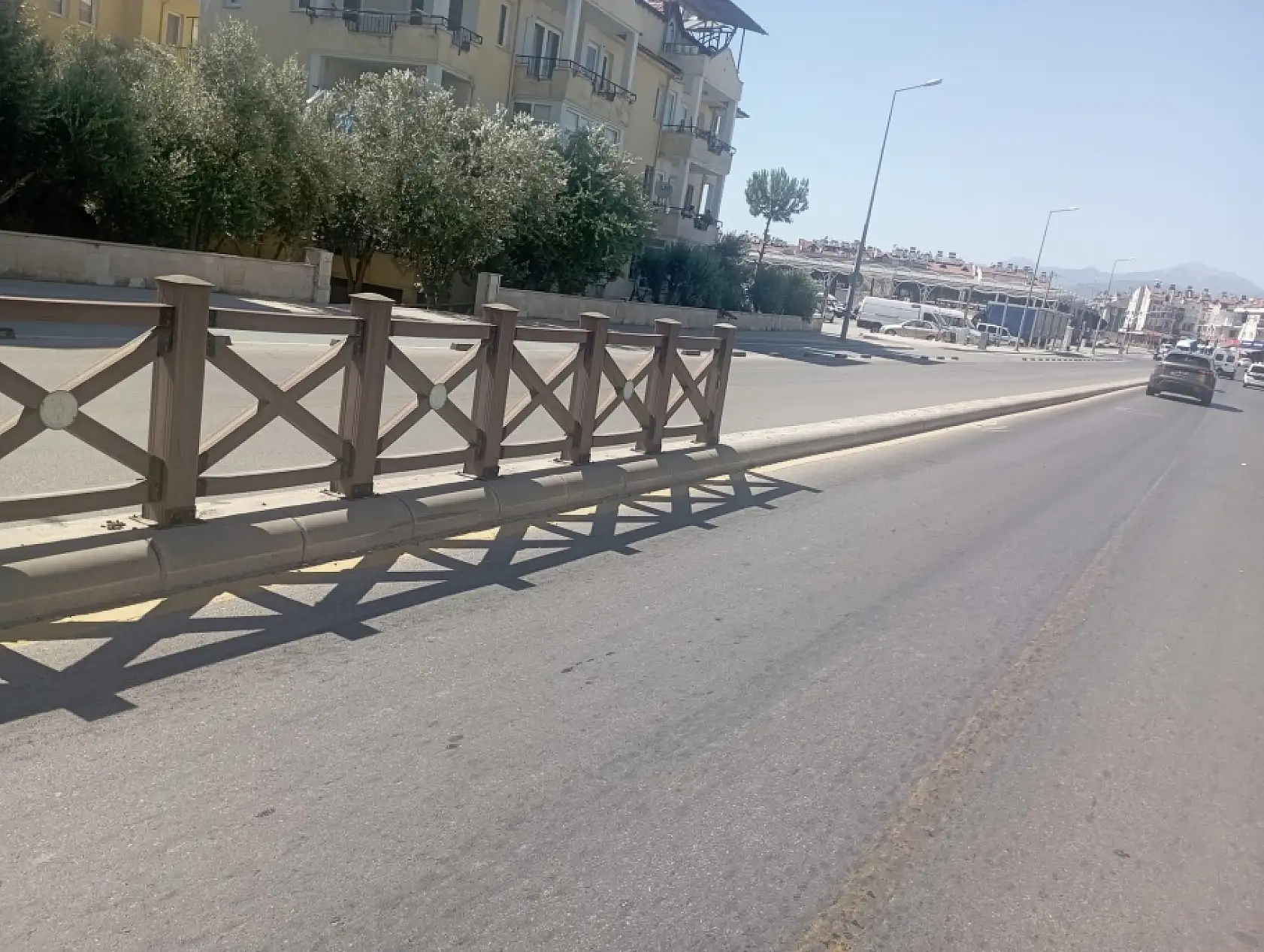 Ölüdeniz caddesi üzerinde tehlike arz eden bariyerler kaldırılıyor