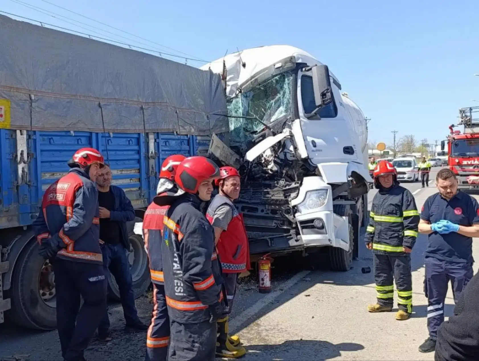 LPG yüklü tanker, tahıl yüklü tıra çarptı: 1 kişi hayatını kaybetti, 1 ağır yaralı