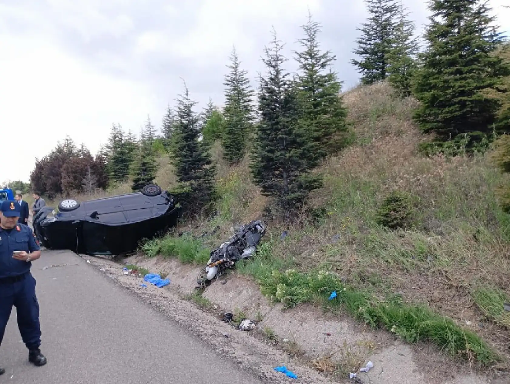 Motosiklet, otomobile arkadan çarptı 1 ölü