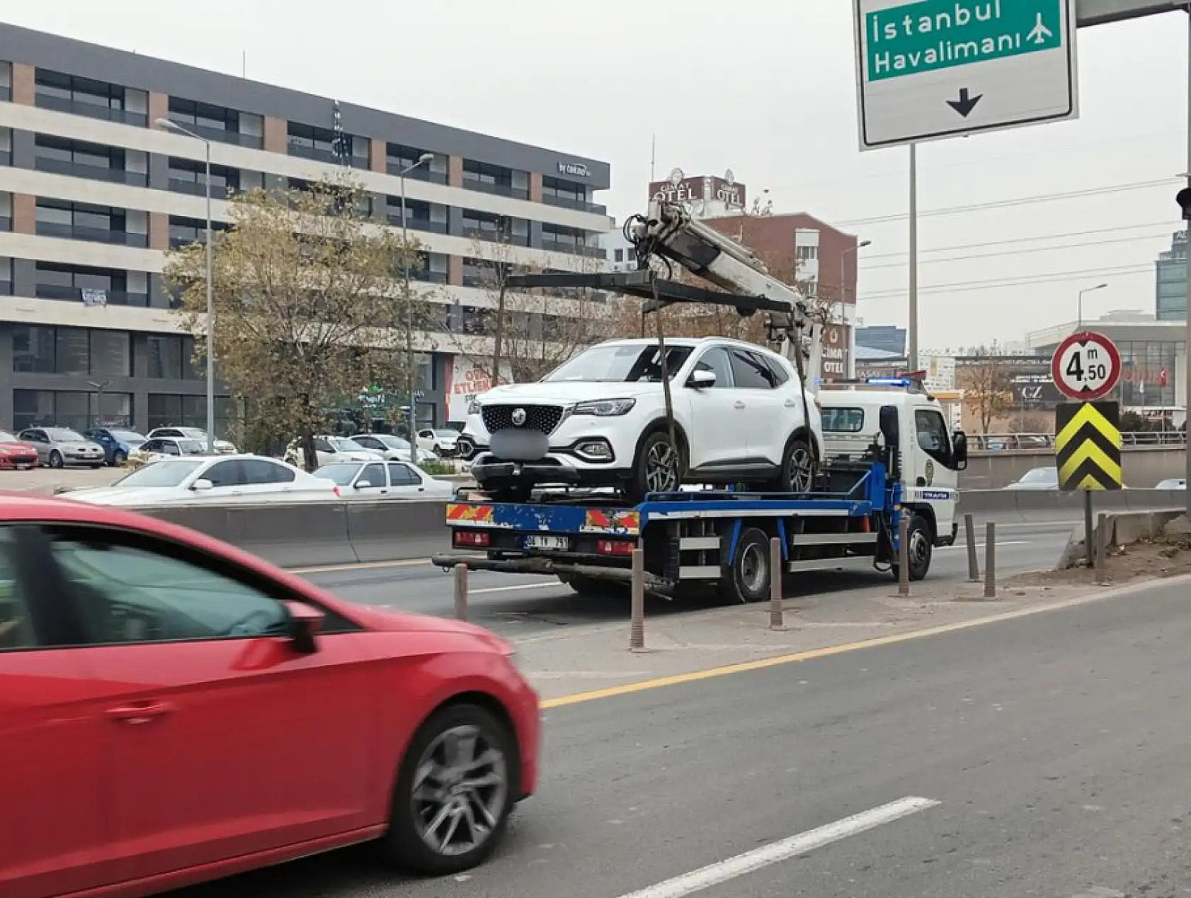 Üst geçitten atlayıp intihar eden kadına otomobil çarptı