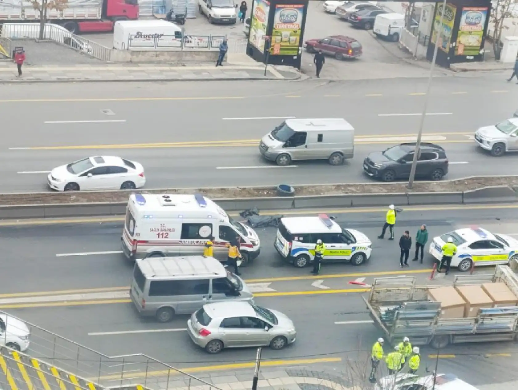 Üst geçitten atlayıp intihar eden kadına otomobil çarptı