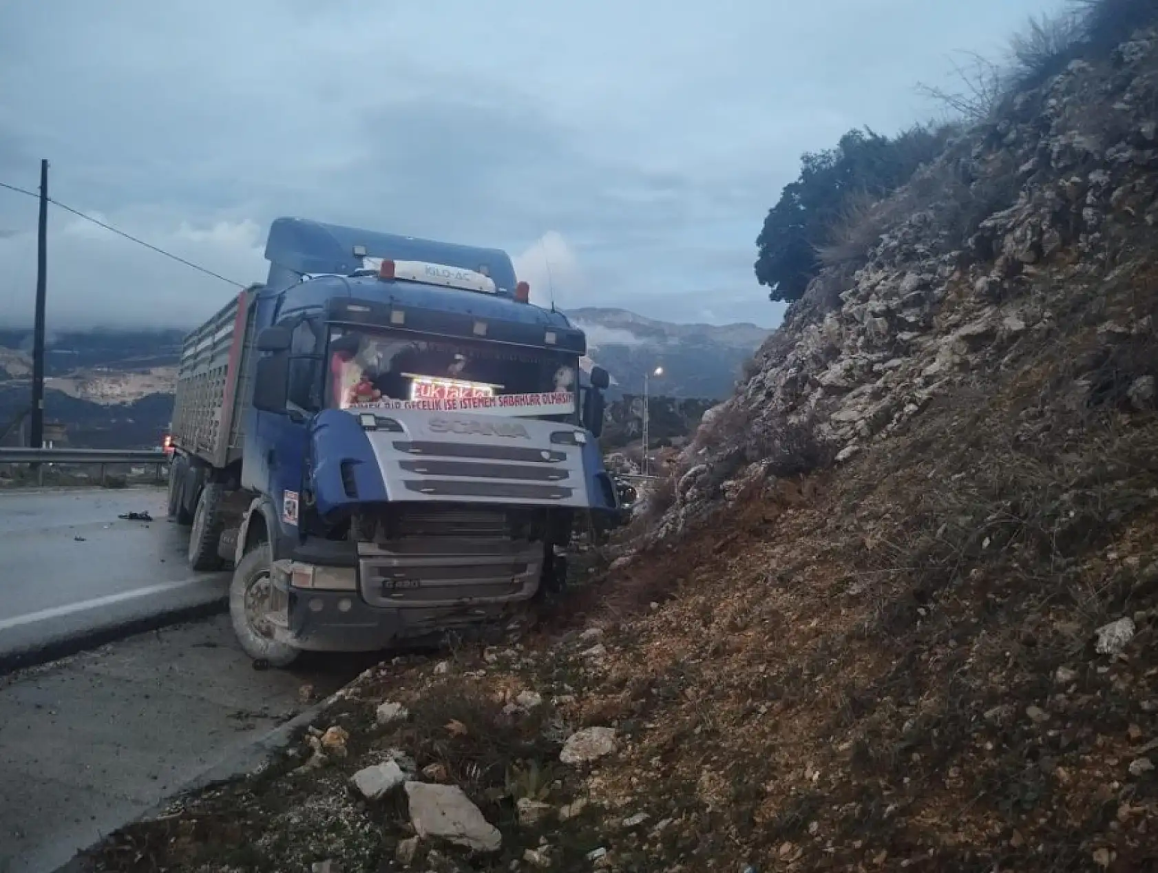 Tır ve otomobil kafa kafaya çarpıştı: 3 yaralı