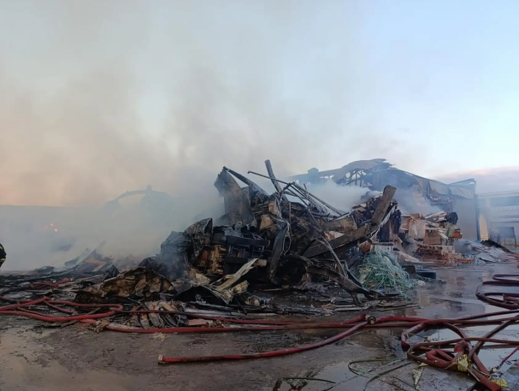 Vali Yiğitbaşı'ndan 18 saattir yanan fabrikadaki söndürme çalışmalarına ilişkin açıklama