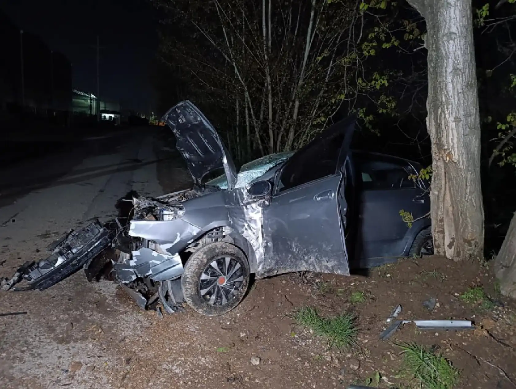 Otomobil ile motosiklet kafa kafaya çarpıştı: 1'i ağır 2 yaralı