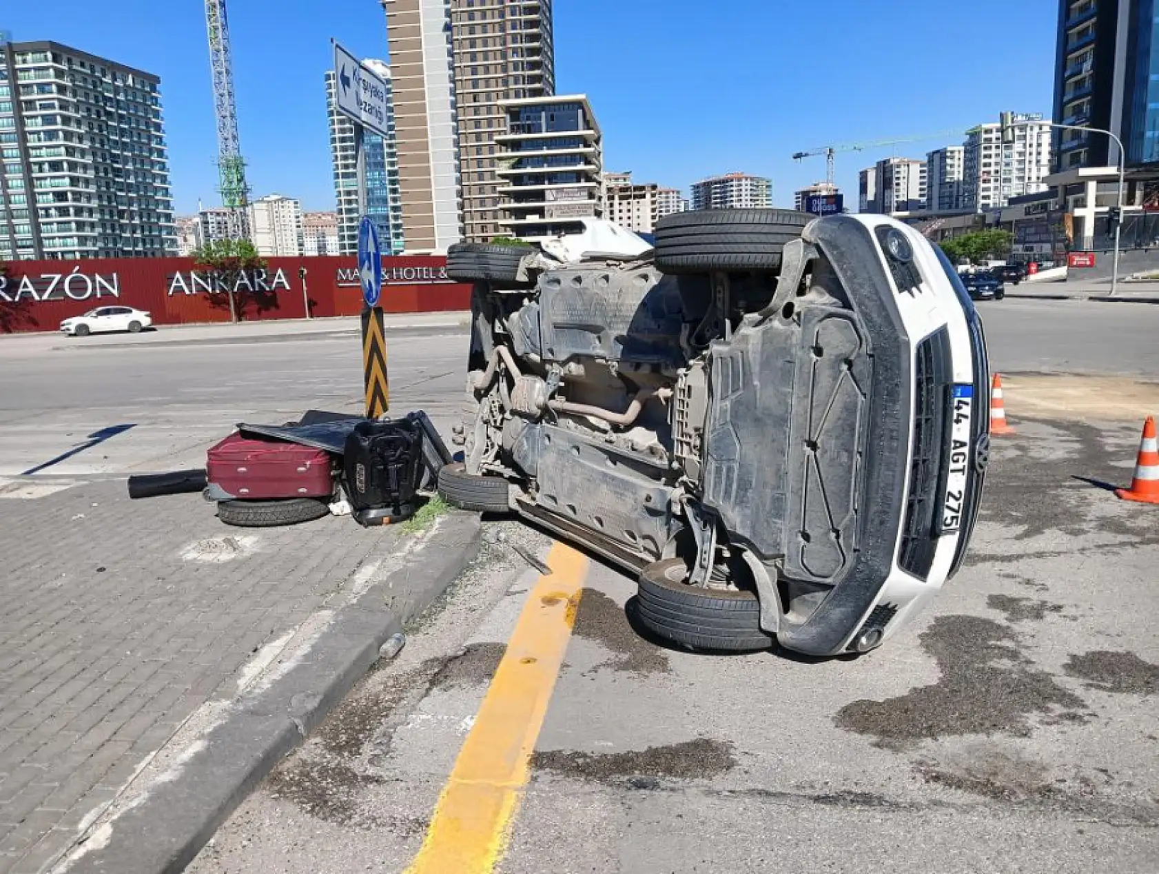 İki otomobil çarpıştı: 2'si bebek 6 yaralı