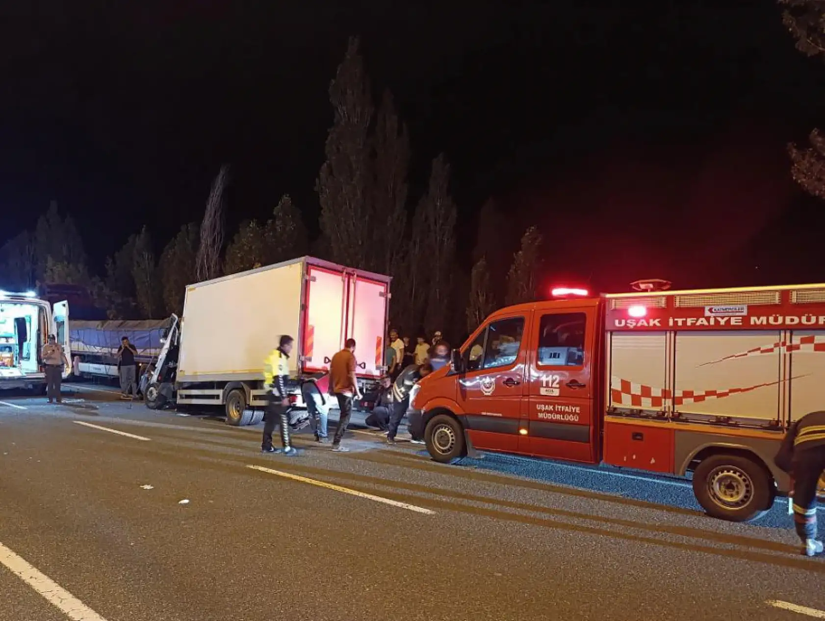 Tırın dorsesine çarpan kamyonetteki bir kişi hayatını kaybetti