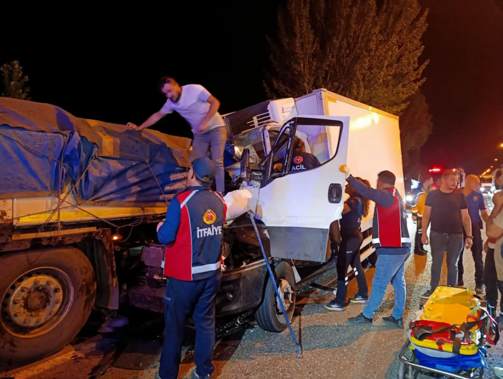 Tırın dorsesine çarpan kamyonetteki bir kişi hayatını kaybetti