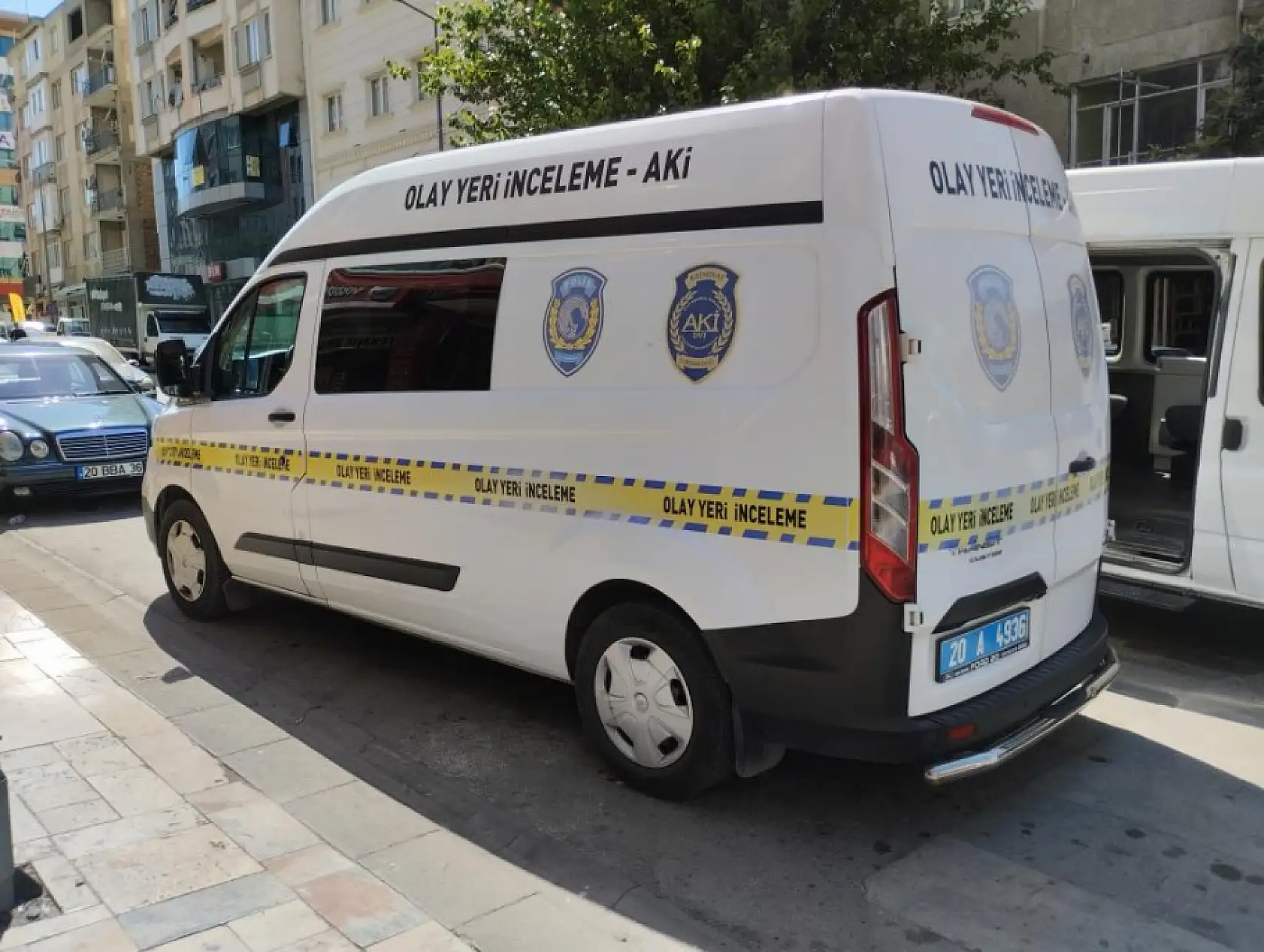 Yaşlı adam, binanın teras katındaki demirlerde asılı bulundu