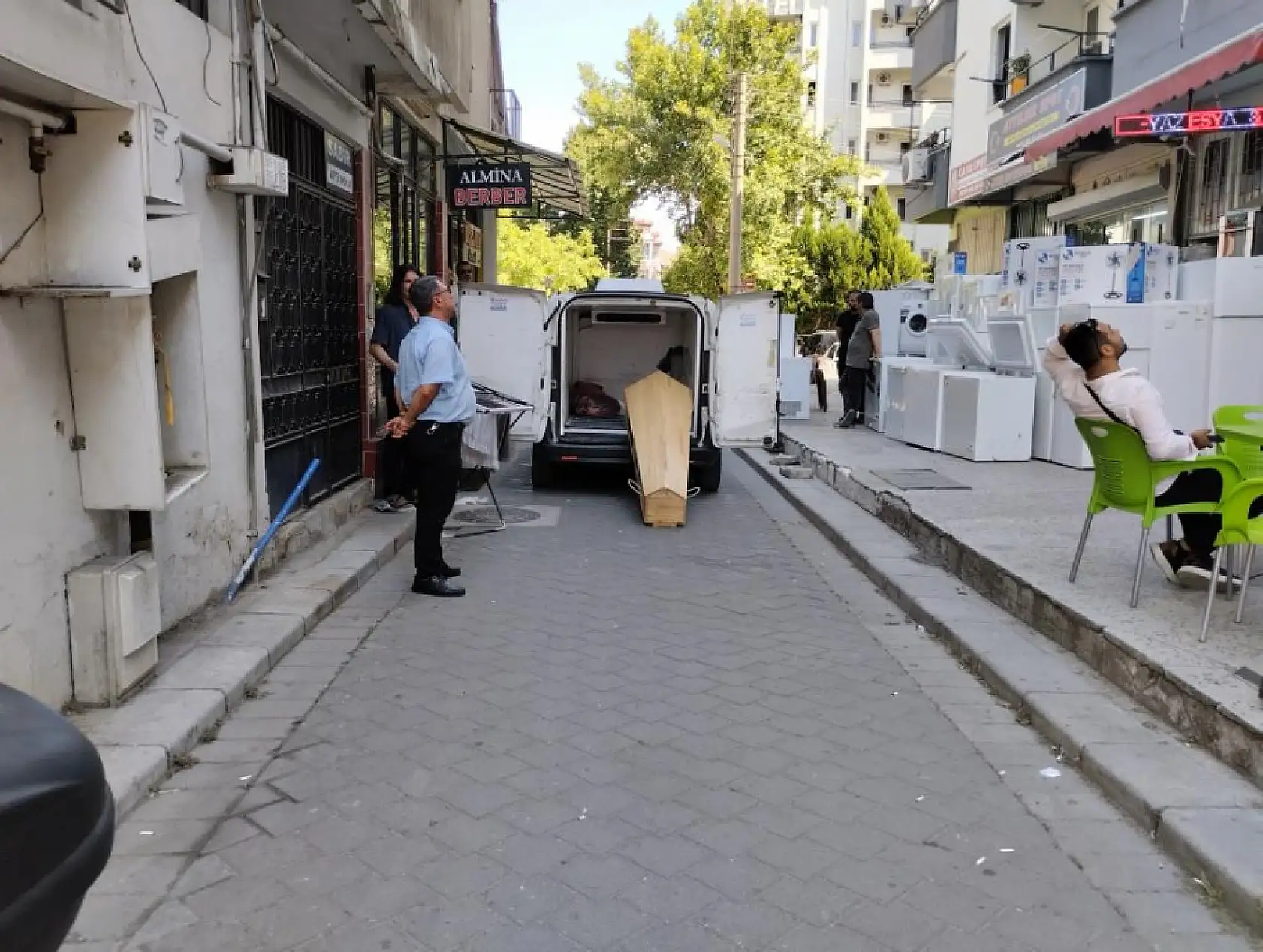 Yaşlı adam, binanın teras katındaki demirlerde asılı bulundu