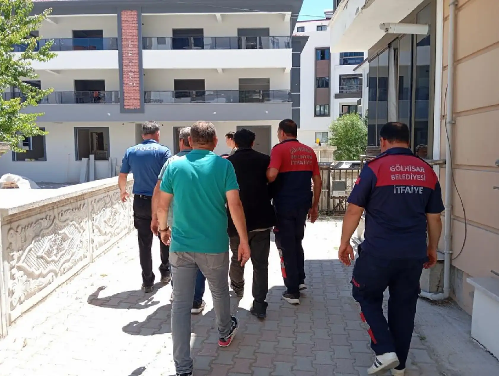 'İntiharkolik Hasan' yine sahnede: 200'den fazla kez çatıya çıktı, para alıp indi