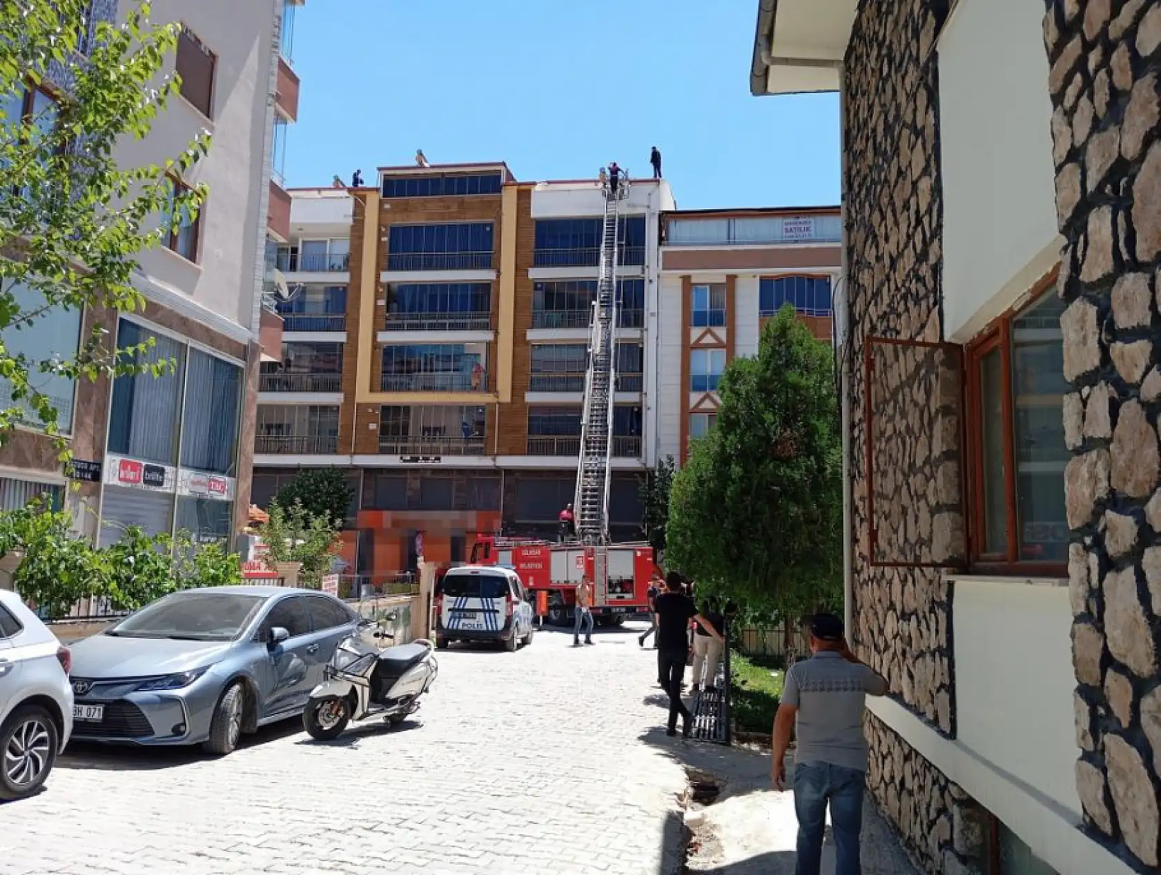 'İntiharkolik Hasan' yine sahnede: 200'den fazla kez çatıya çıktı, para alıp indi