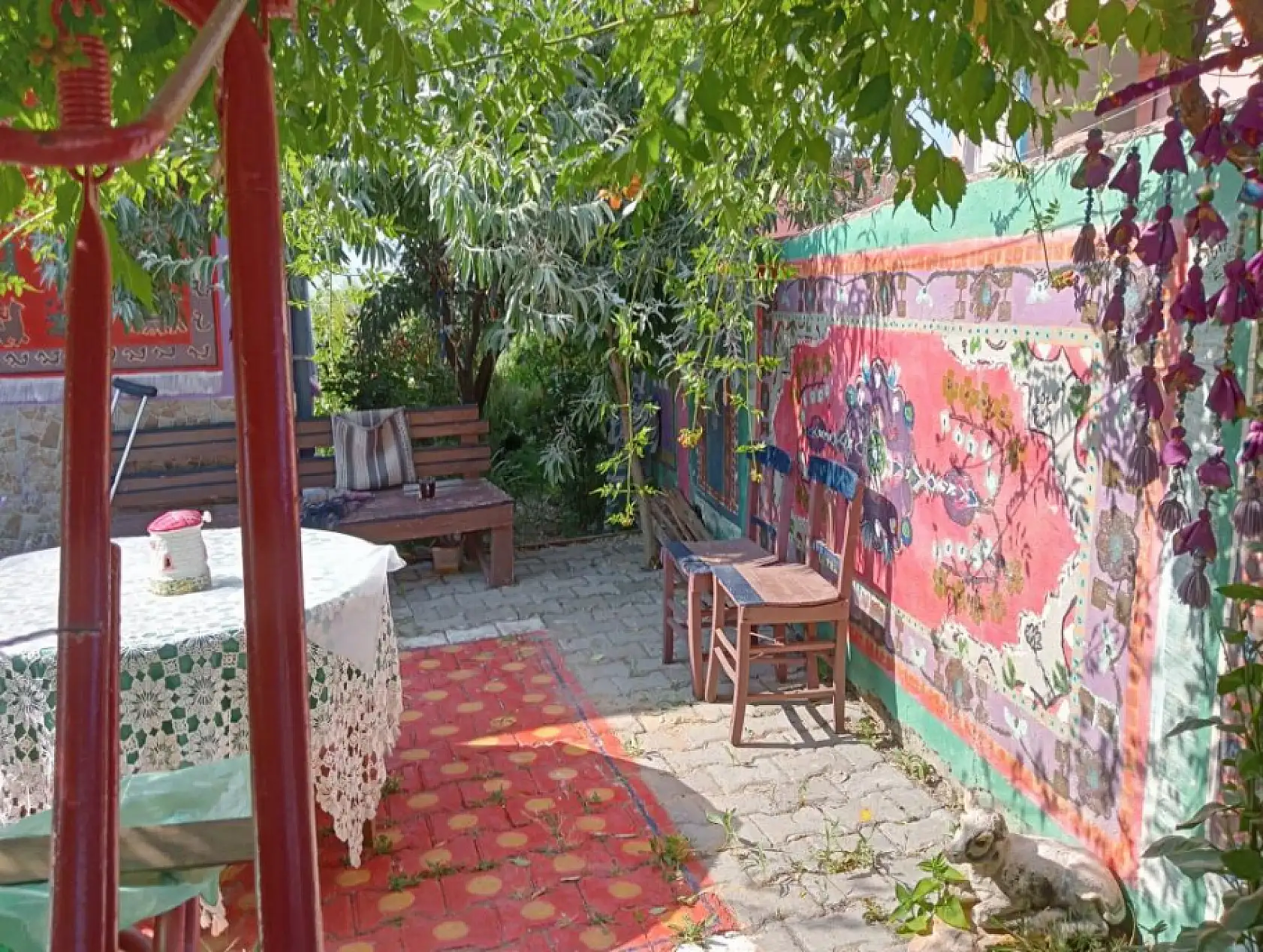 Gençliğinde dokudu şimdi duvarlara çiziyor