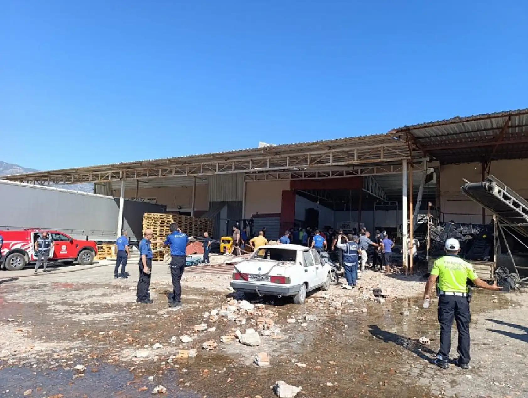 Antalya'da 1 kişinin ölümü 3 kişinin yaralandığı toptancı halindeki patlamada işletme sahibi tutuklandı