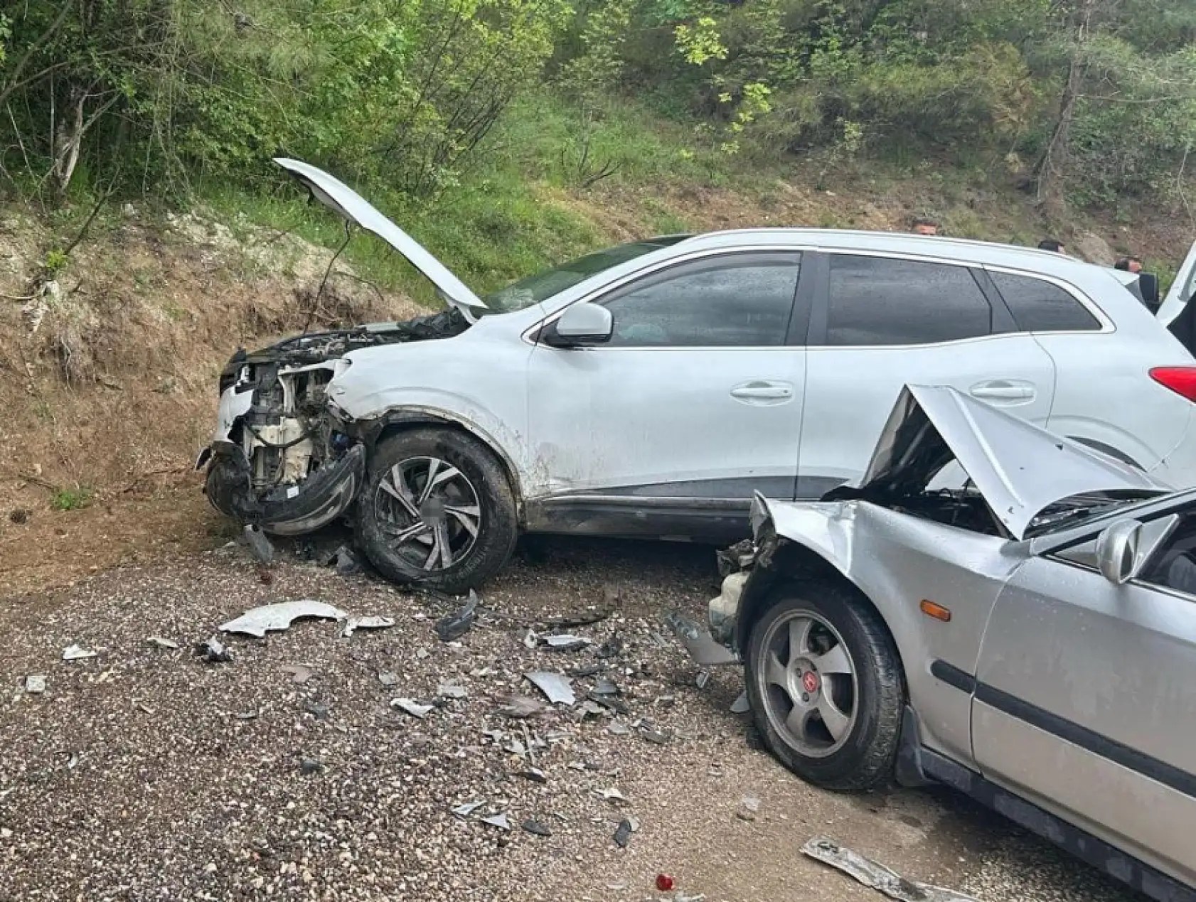 Korkunç çarpışma! Cip ve otomobil kafa kafaya çarpıştı
