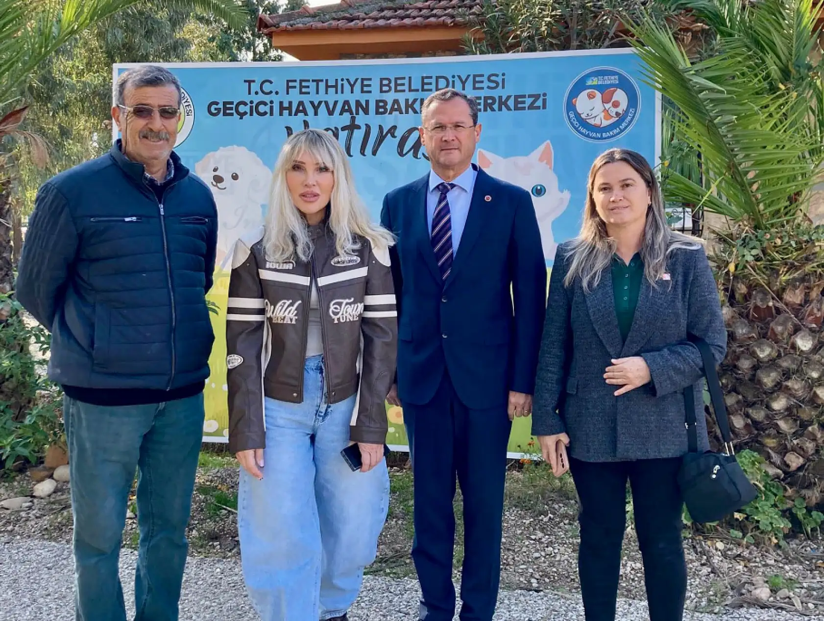 Seren Serengil, Fethiye Geçici Hayvan Bakım Merkezi'nden köpek sahiplendi