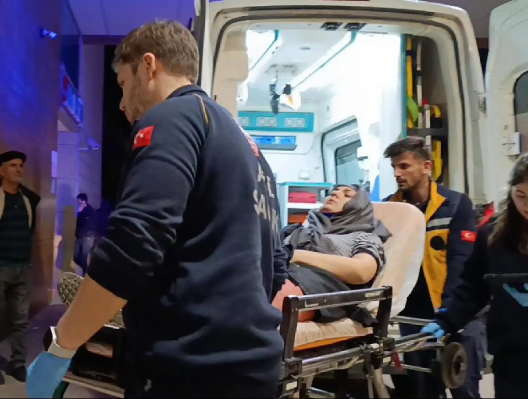 Otomobiller çarpıştı: 1'i çocuk 3 yaralı