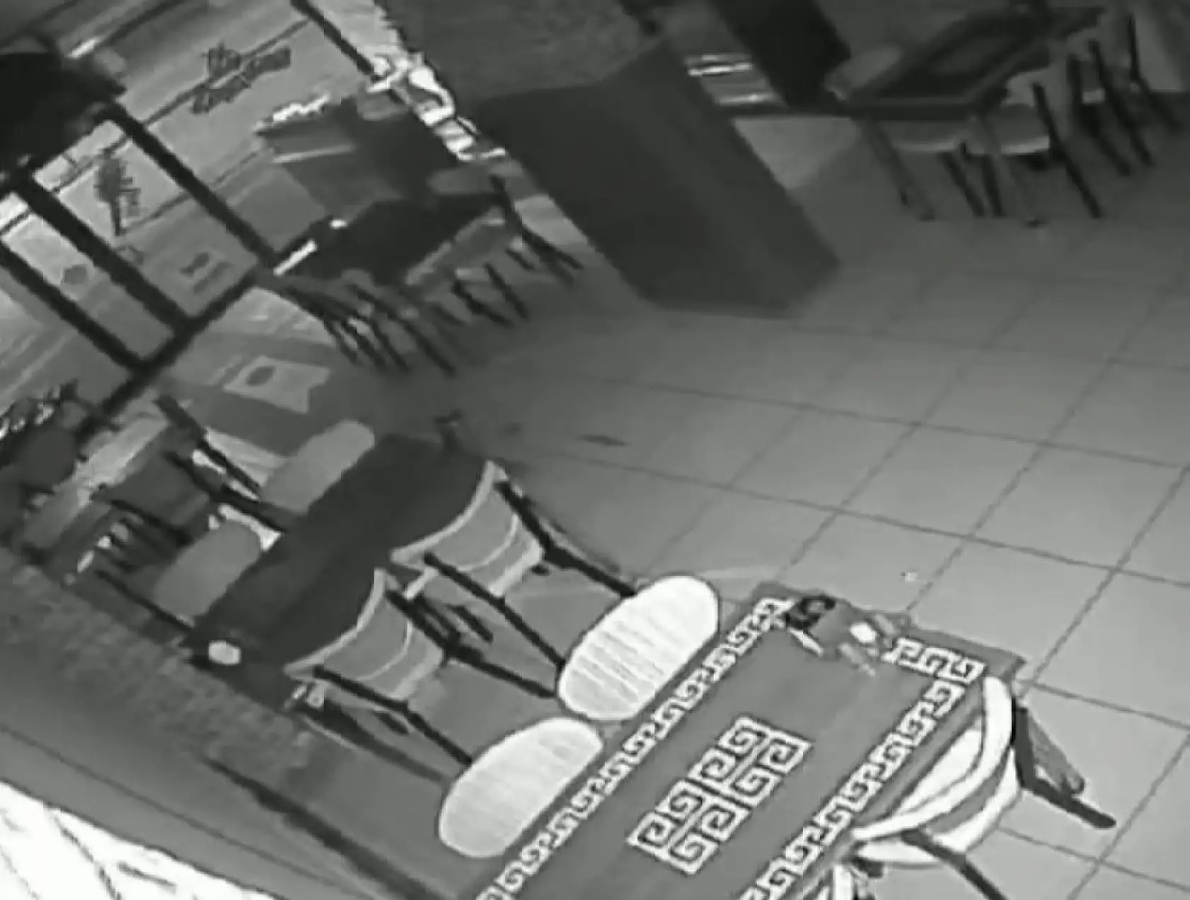 Kız arkadaşının patronuna kızıp iş yerine molotofkokteyli attı