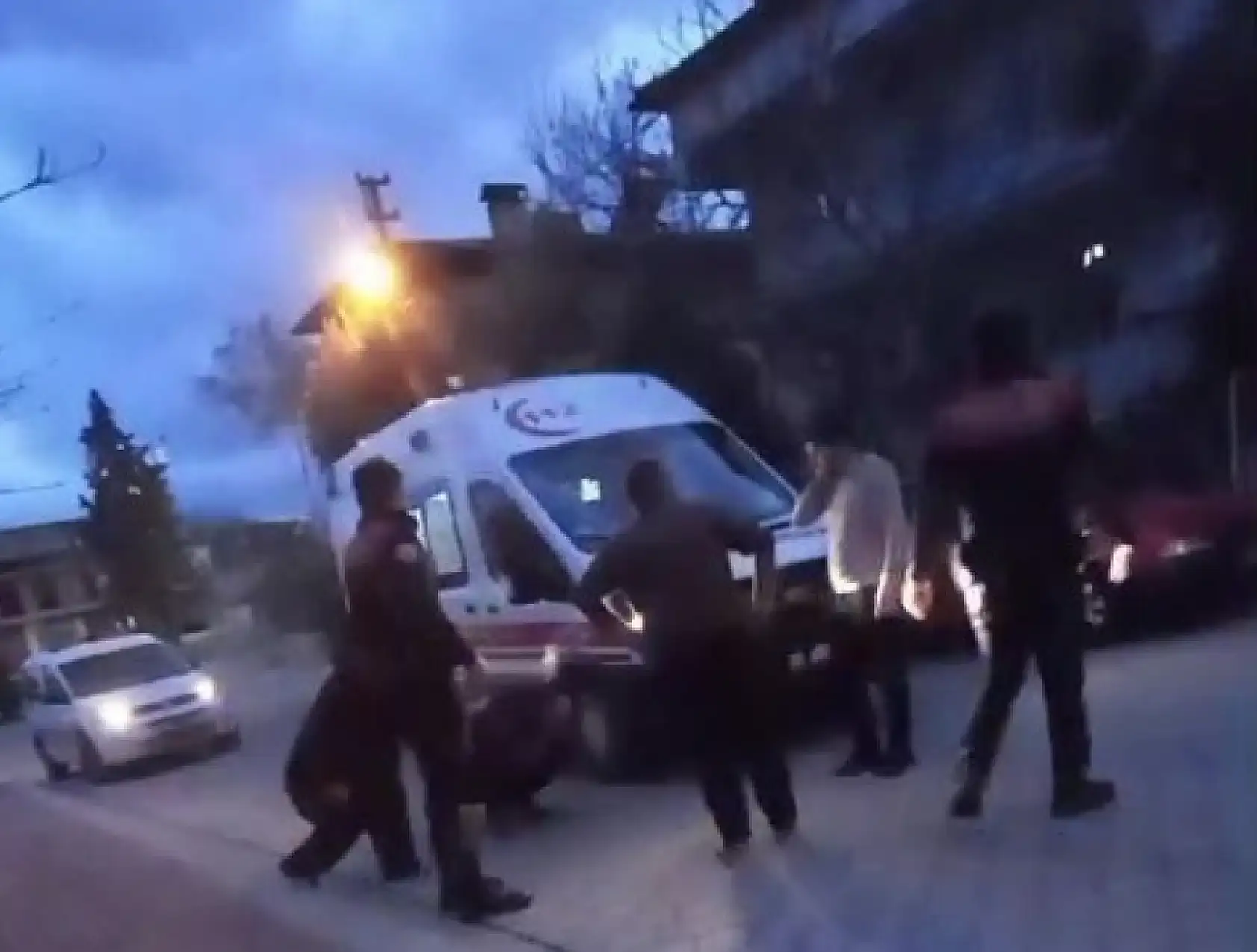 Oğlunu gürültü nedeniyle uyaran komşusunu öldürdü