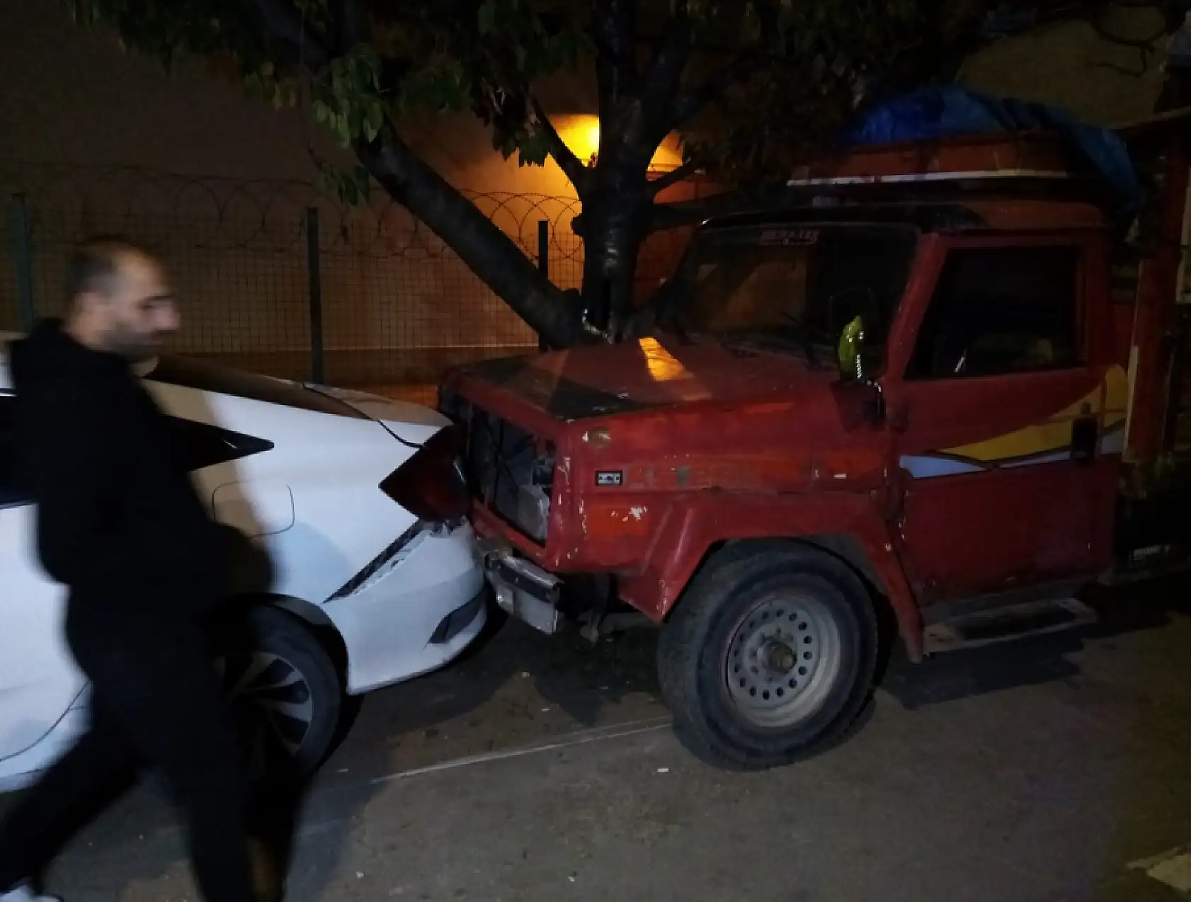 Kaza Yaptı, İkinci Araç Ezdi: Ağır Yaralı Sürücü Hastanede