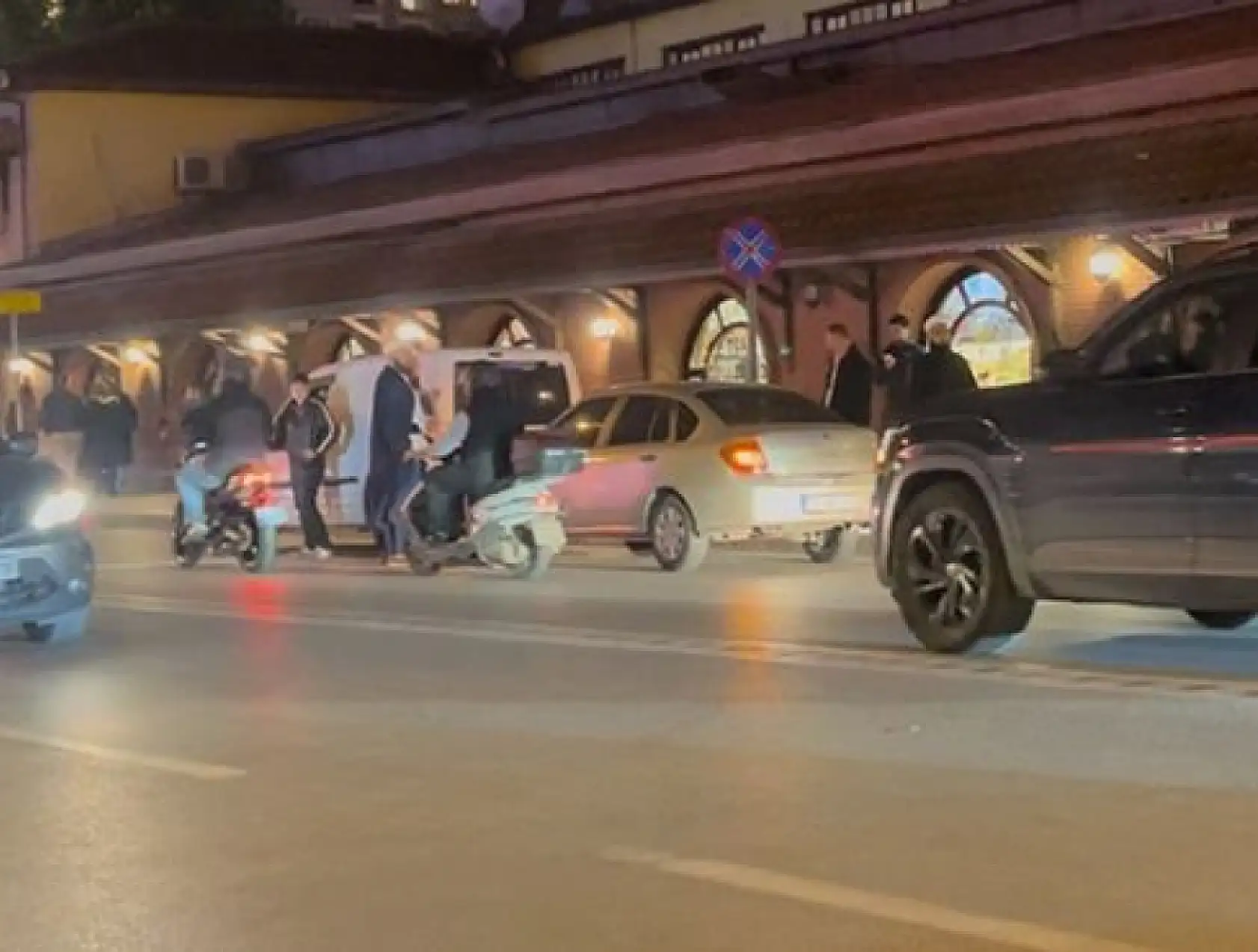 Yolunda ilerleyen araca çarpıp sürücüsünün üzerine yürüdüler