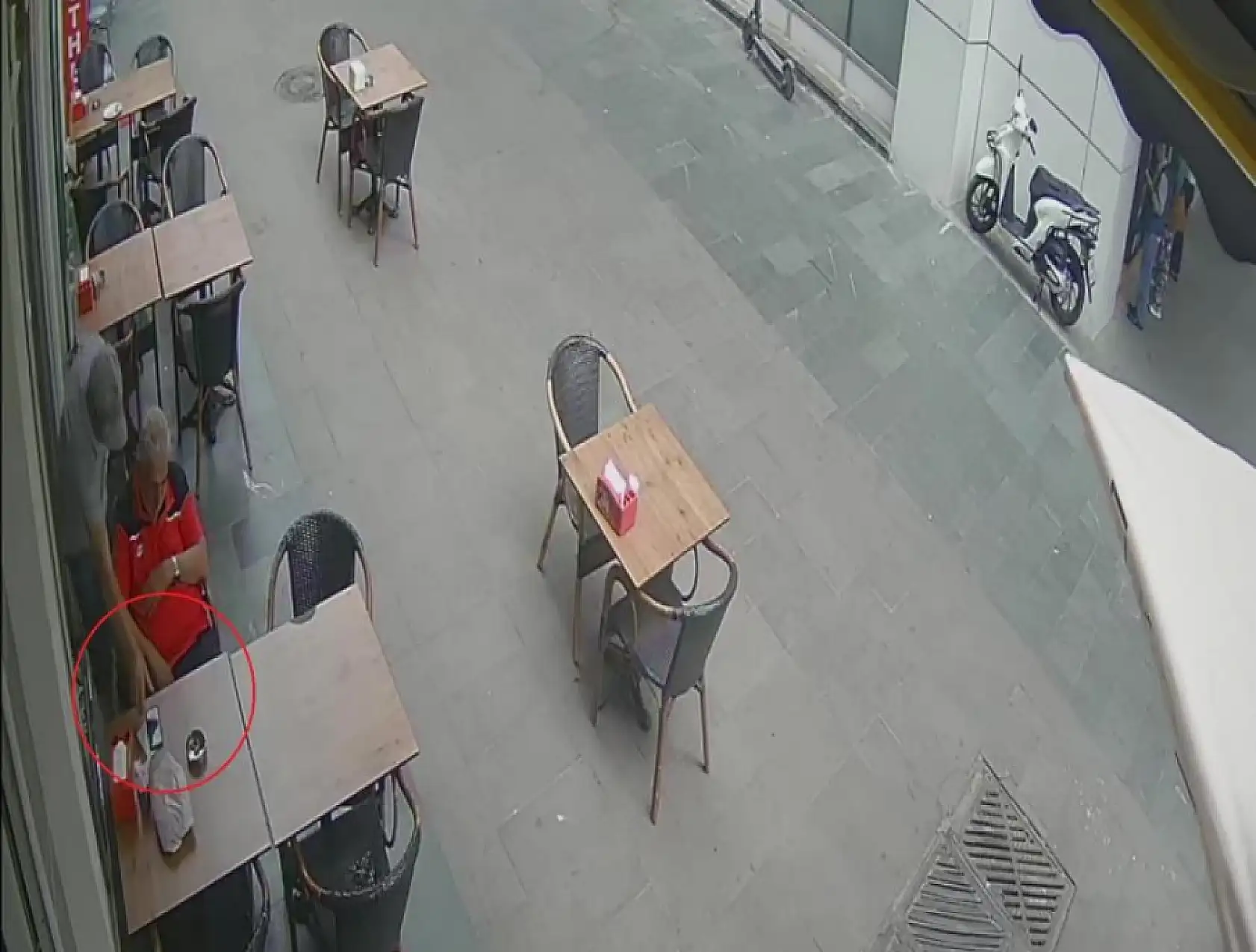 Simitçide uyudu, uyanınca neye uğradığını şaşırdı: 'Adisyon fişini de almış'