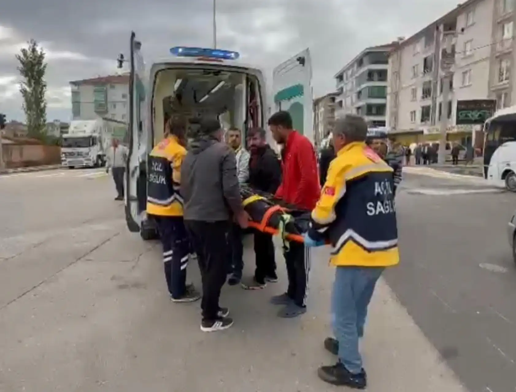 Kamyonetin kasasına tutundu, az daha canından oluyordu