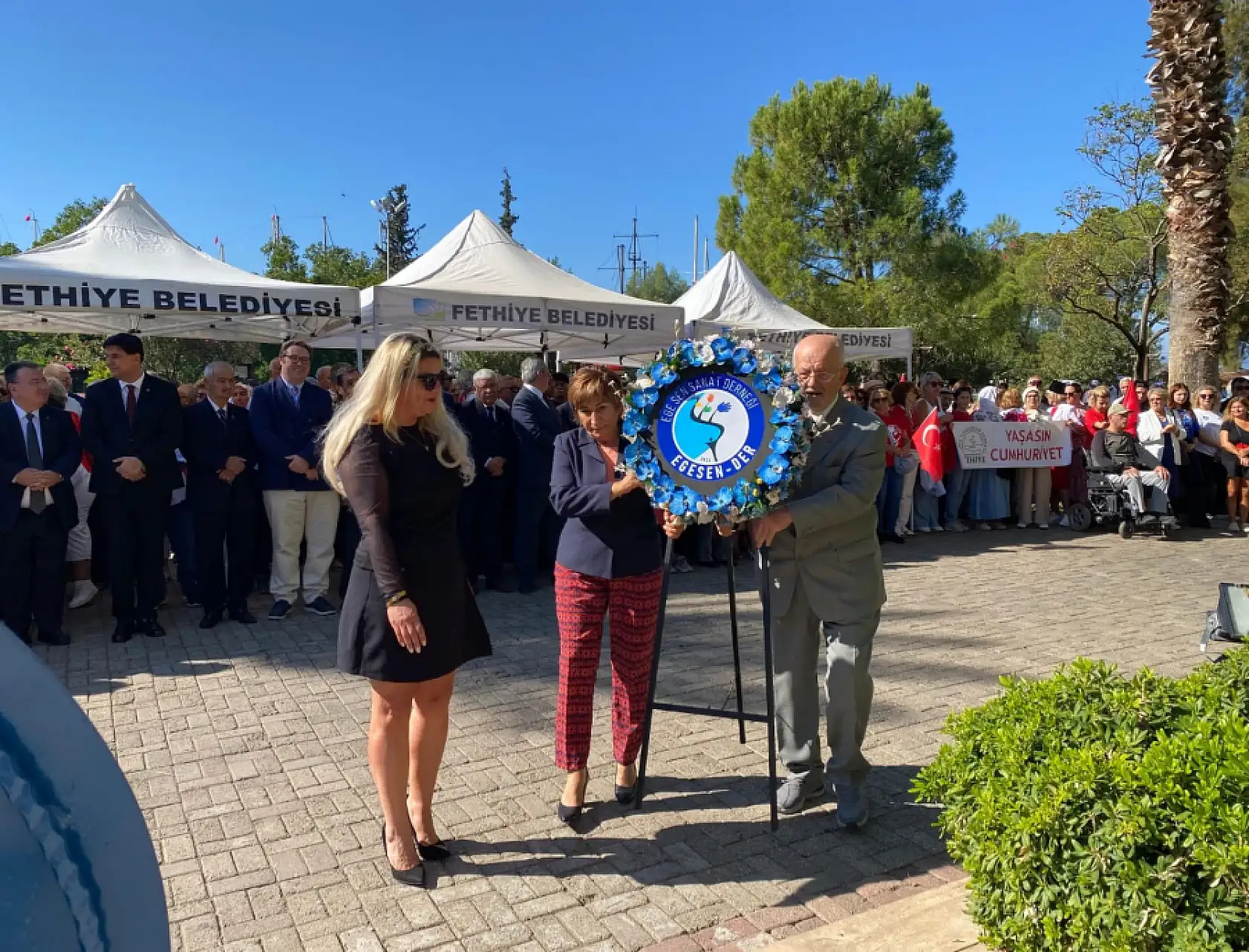 Fethiye'de CHP'den çelenk sunma töreni