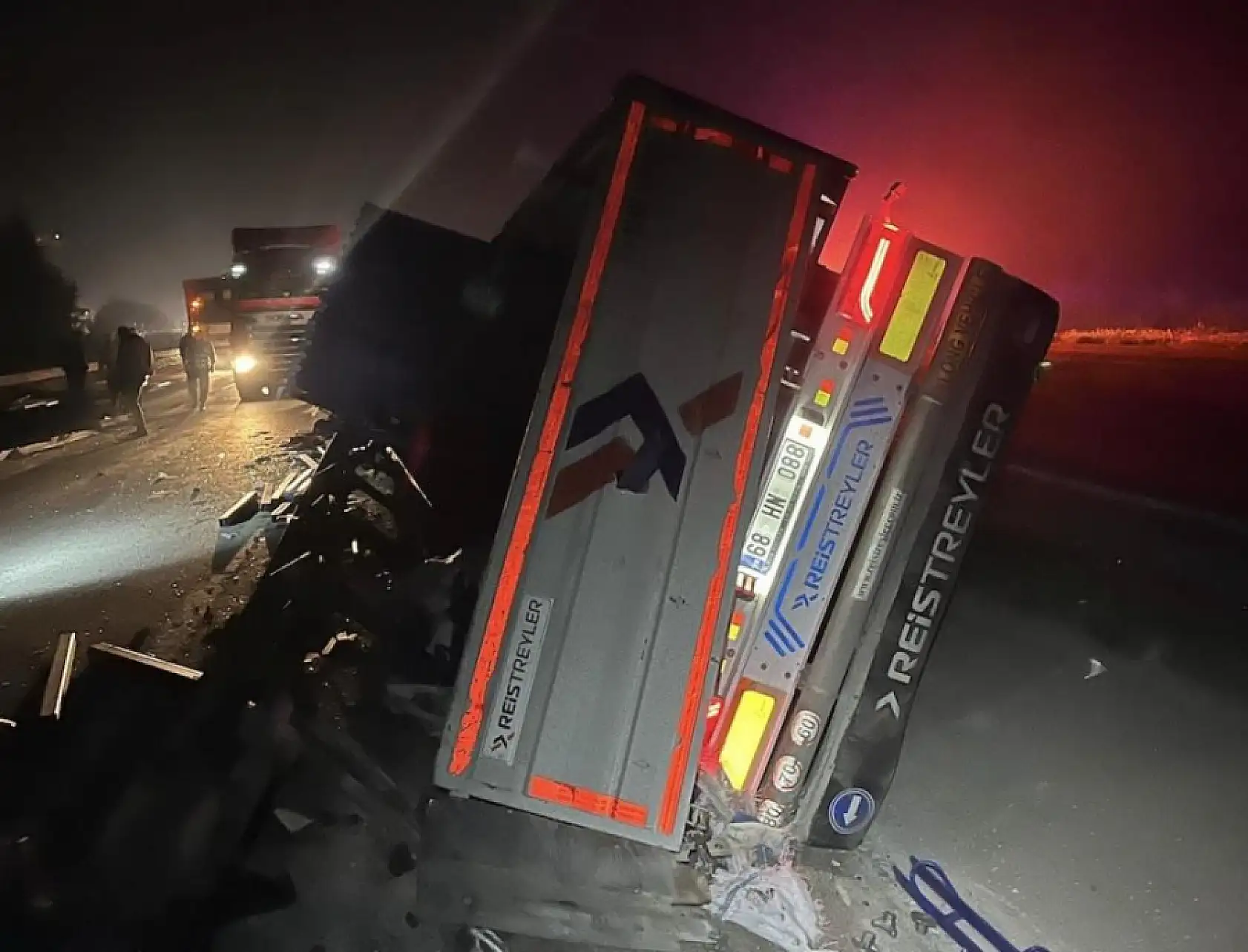 Kontrolden çıkan tır can aldı: Sürücü yaşamını yitirdi