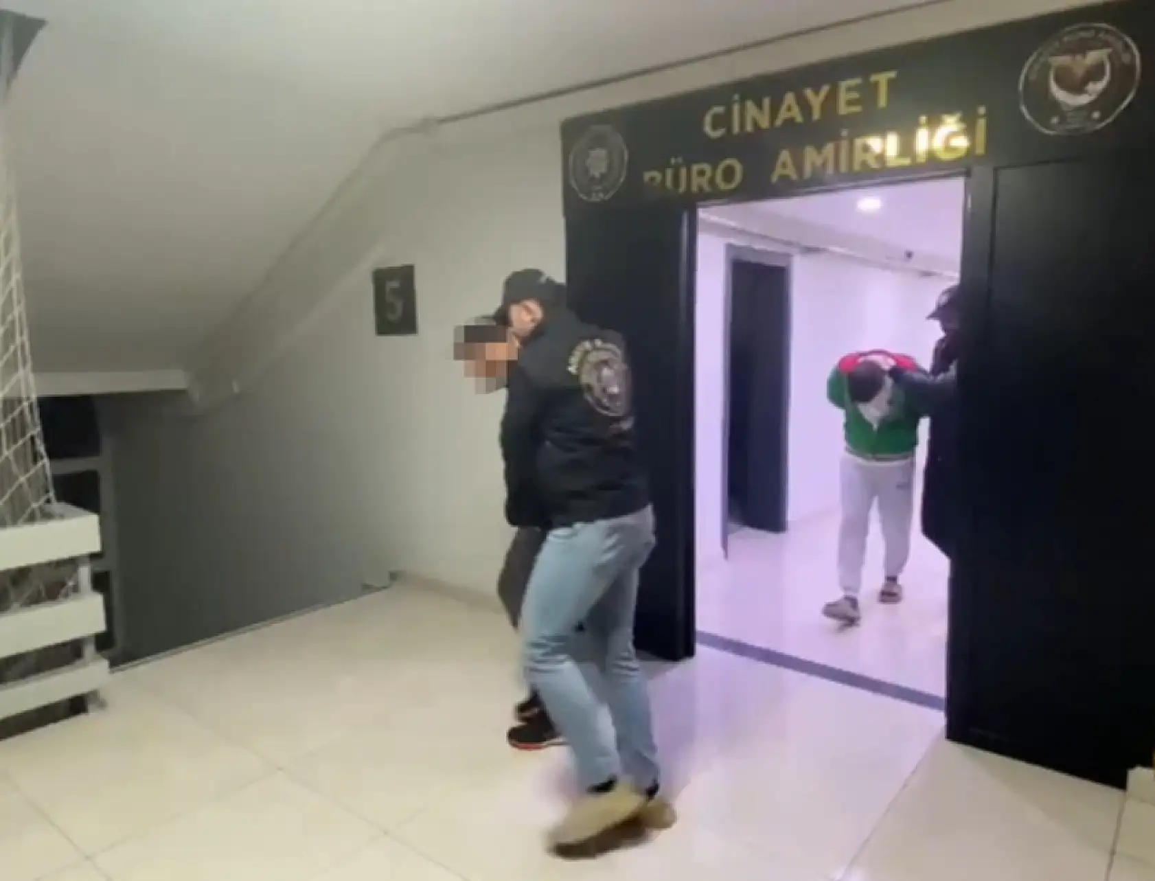 Kan lekesi, annesini öldüren zanlıyı ele verdi