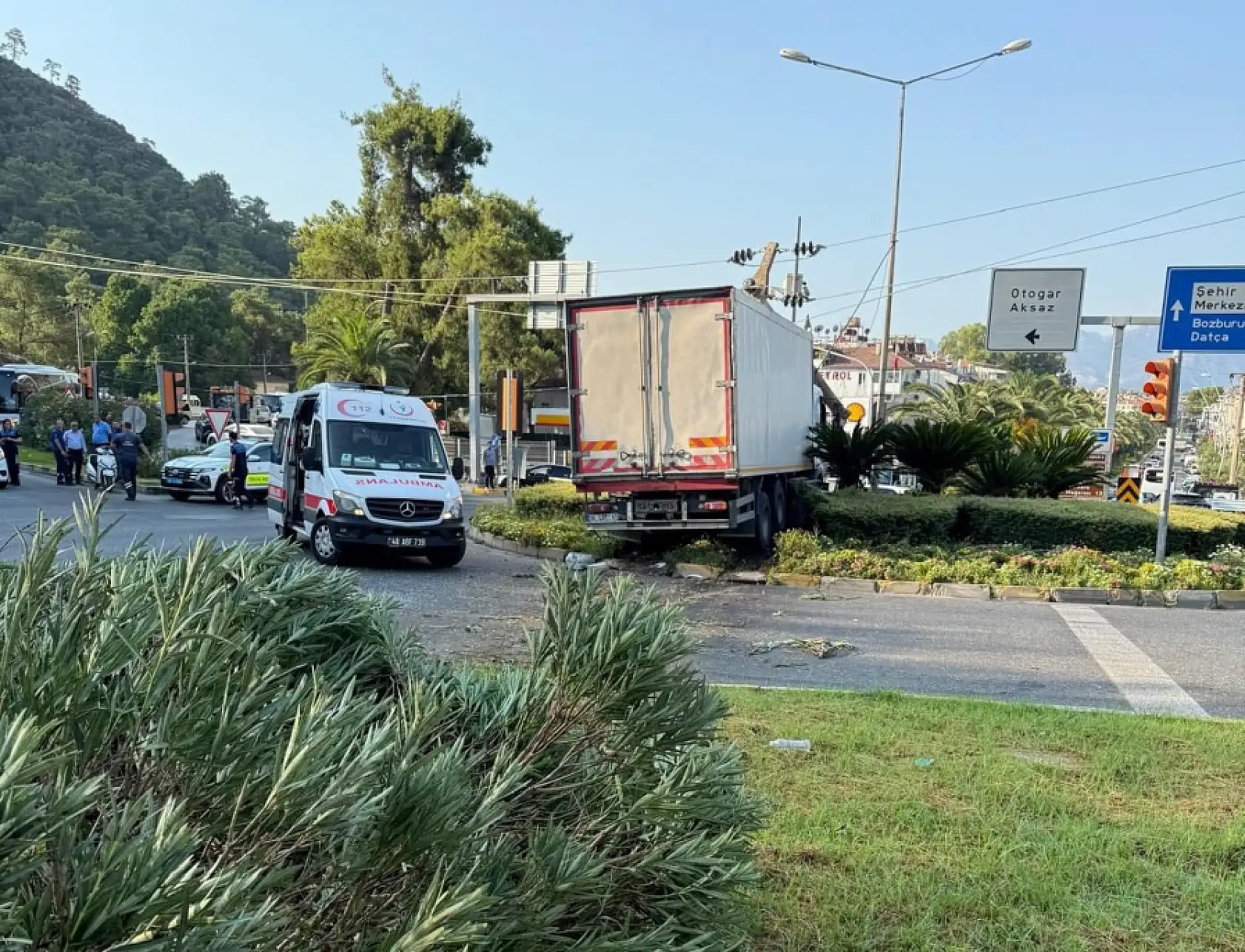 Marmaris'te freni tutmayan kamyon beton direği ikiye böldü