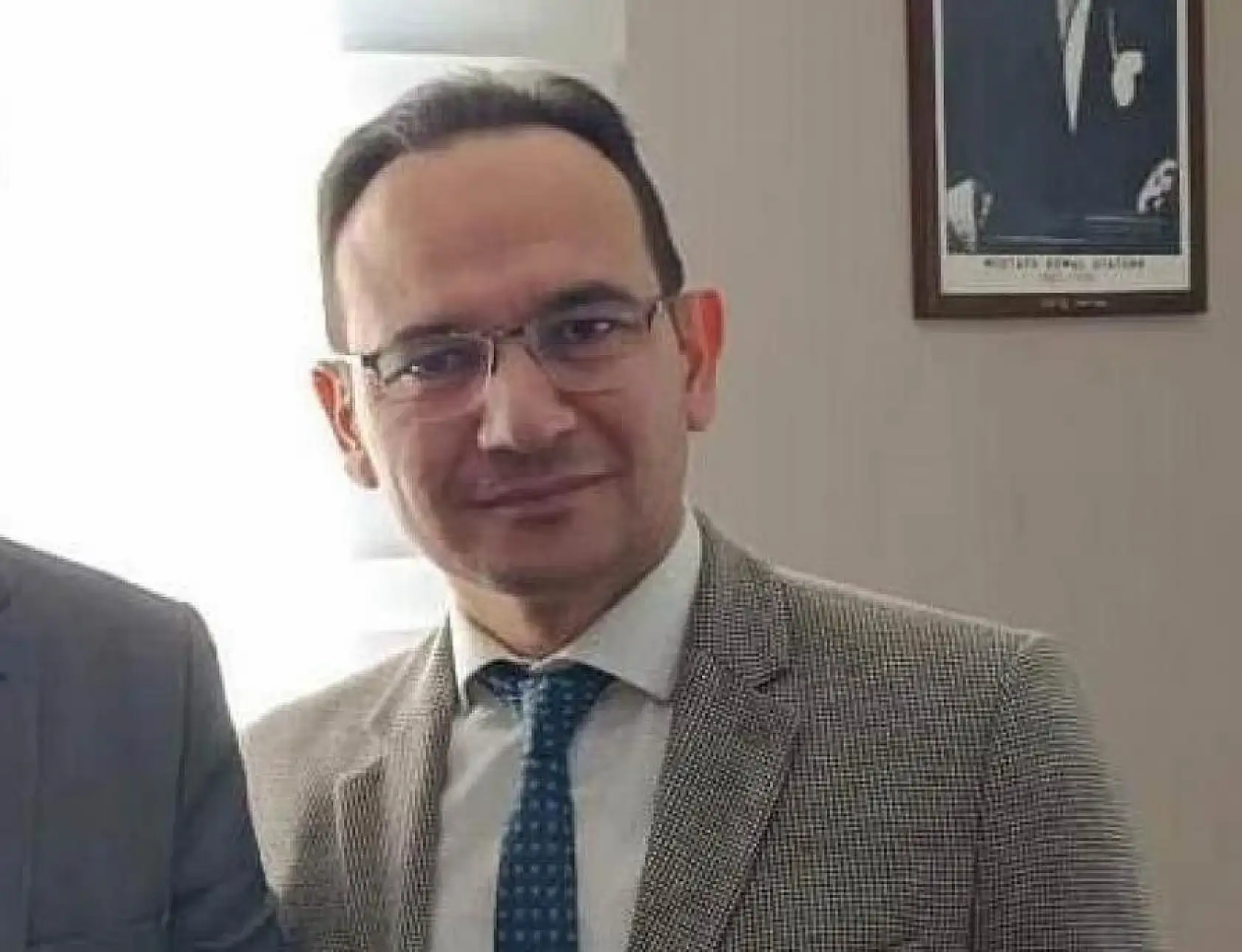 Müdür yardımcısı boğazı bıçakla kesilmiş halde bulundu