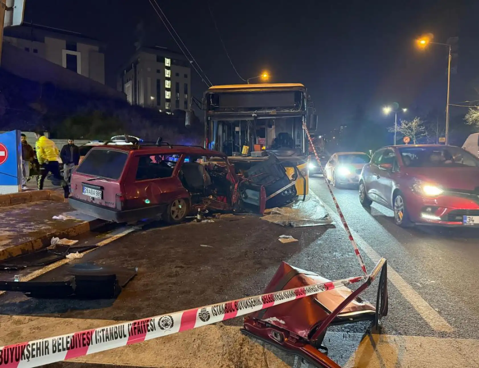 Otomobil ile otobüs kafa kafa çarpıştı, 2 ölü