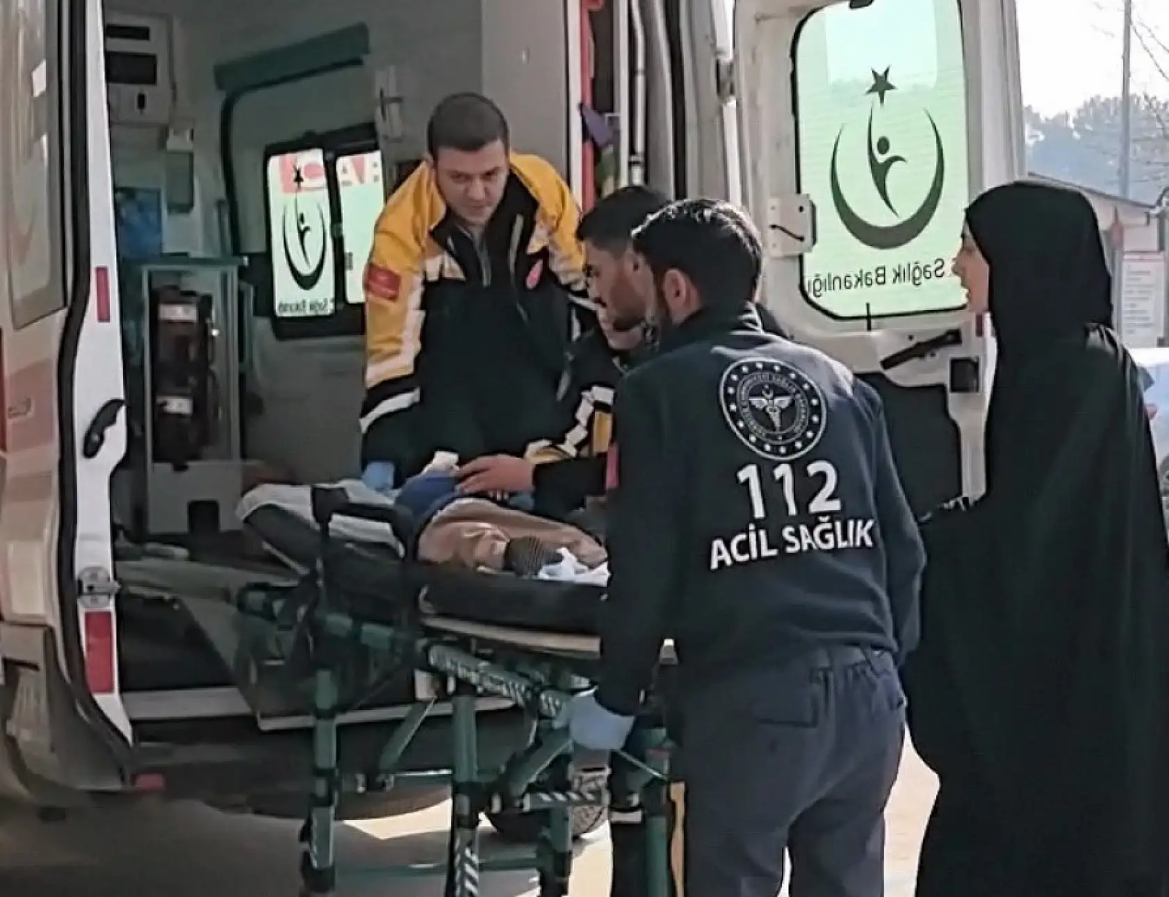 Cankurtaran anne: Yaralı oğlunu kucağında sağlık ocağına taşıdı