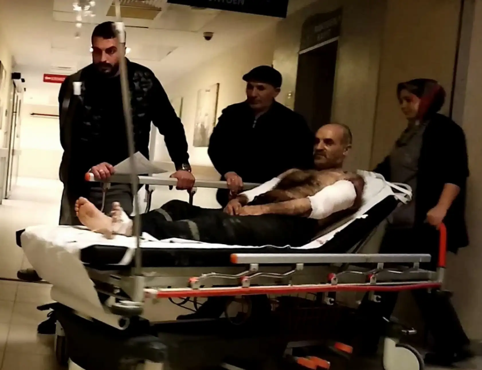 Ağaç soyma makinesine kollarını kaptırdı