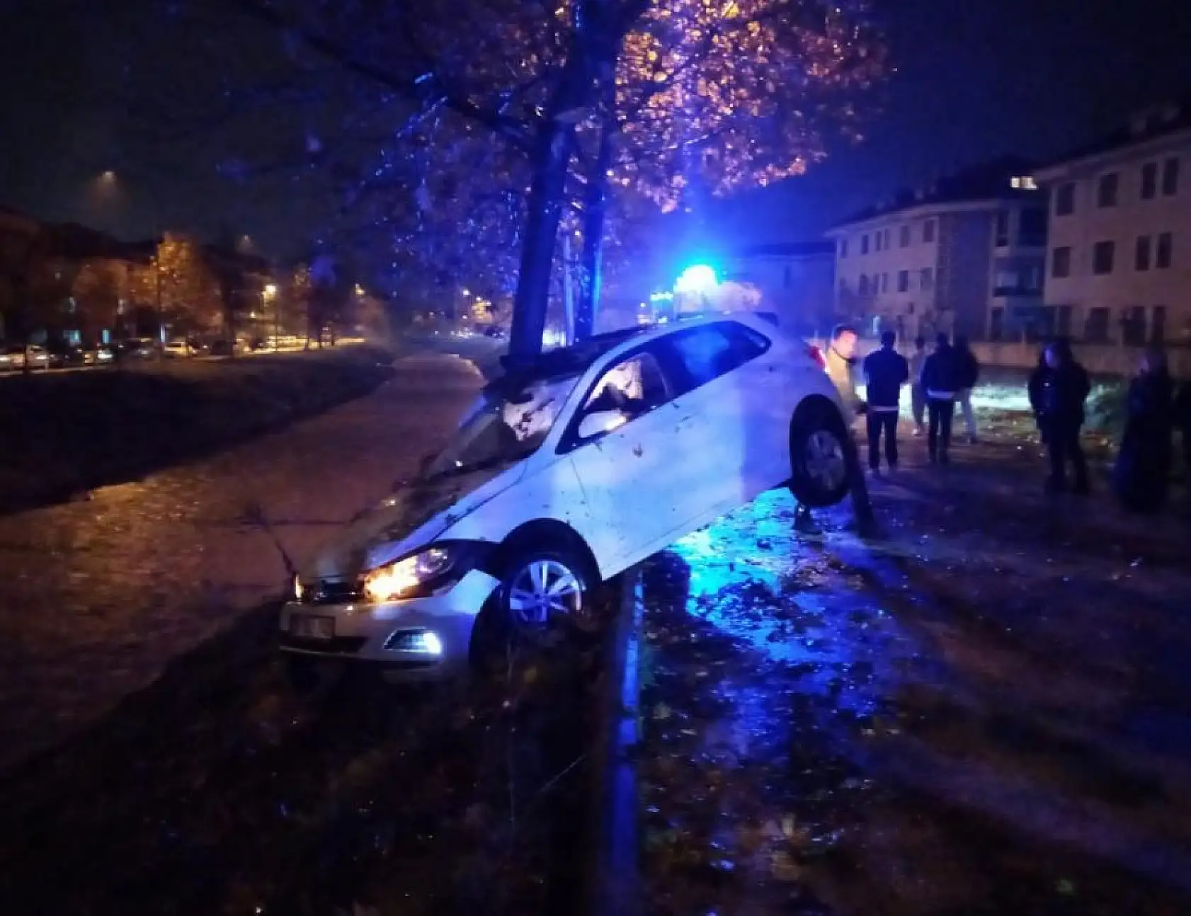 Arkadaşı aracı kaçırdı, ehliyetsiz sürücü ağaca çarptı