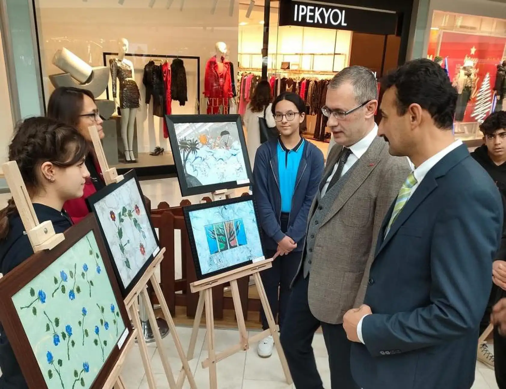 Kaymakam Ertaş, ebru sergisi açılışına katıldı