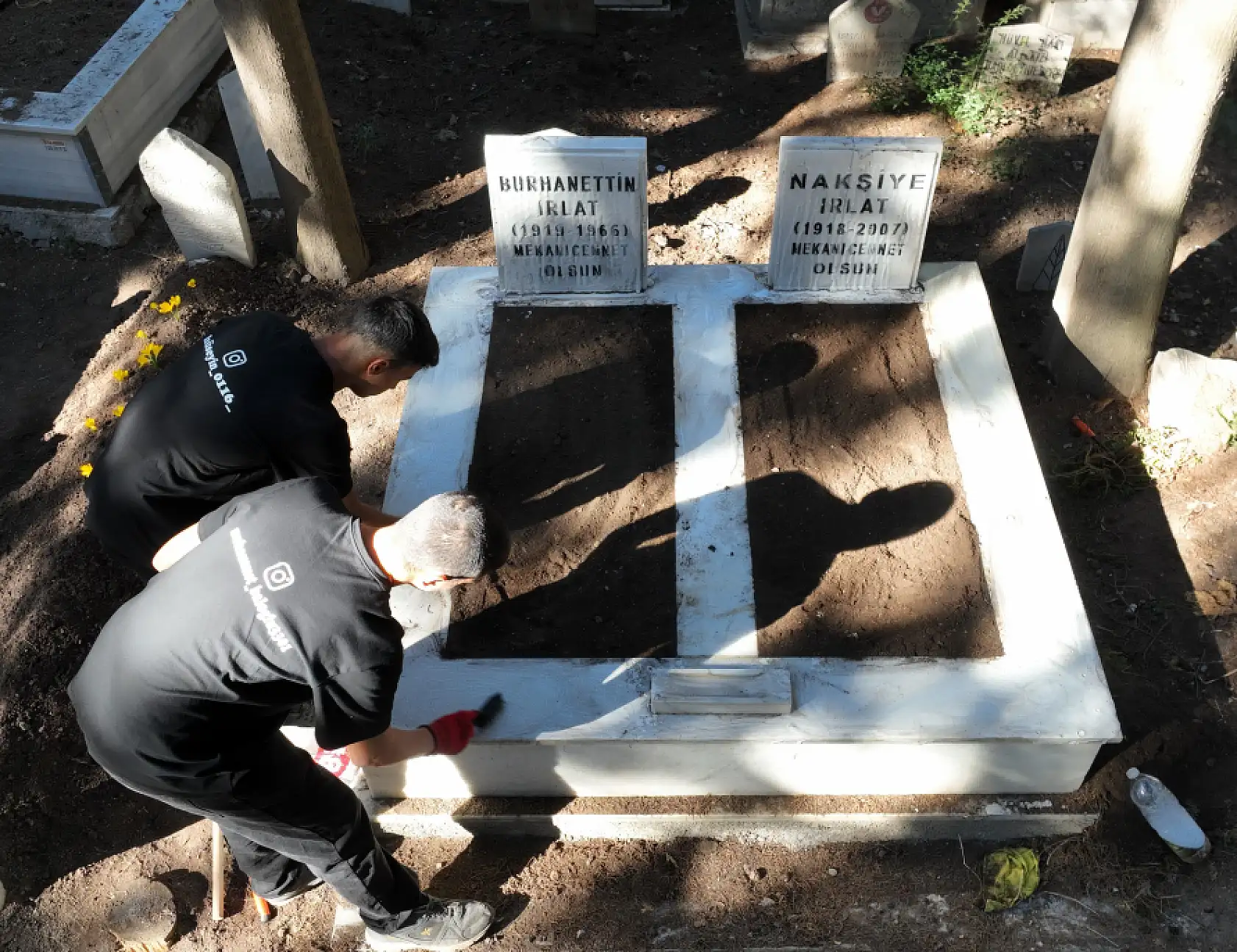 Mezarlık fenomenleri...Hergün onlarca mezar temizleyerek fenomen oldular