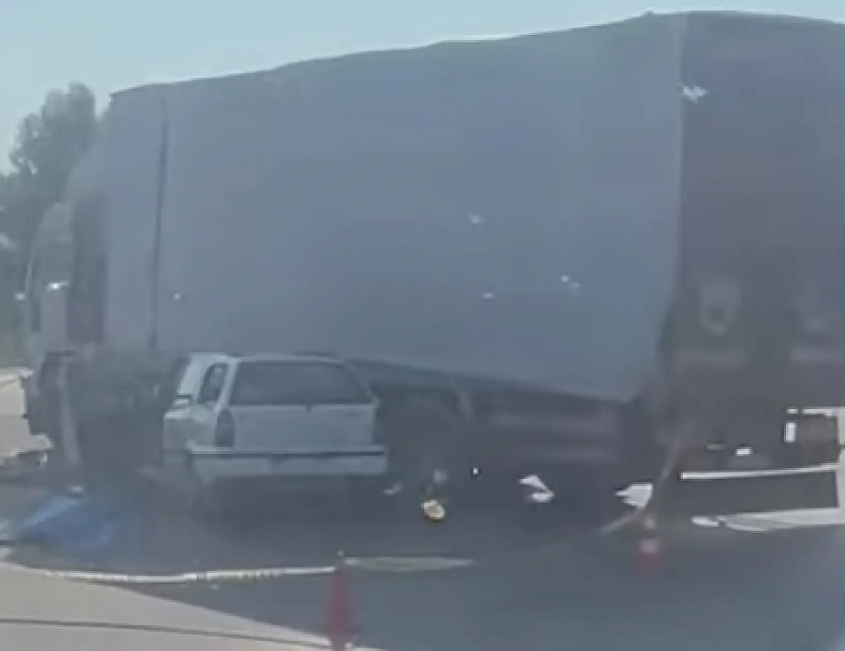 Otomobil tıra çarptı: 4 ölü, 2 yaralı