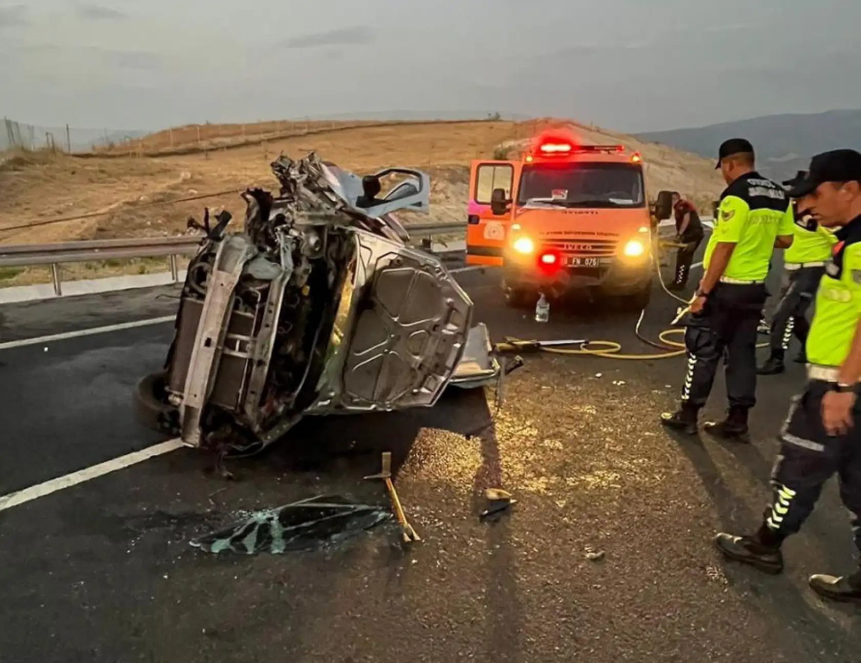 Aydın Denizli Otoyolu'nda Can Pazarı! Araç Bariyere Çarptı, 3 Kişi Sıkıştı!
