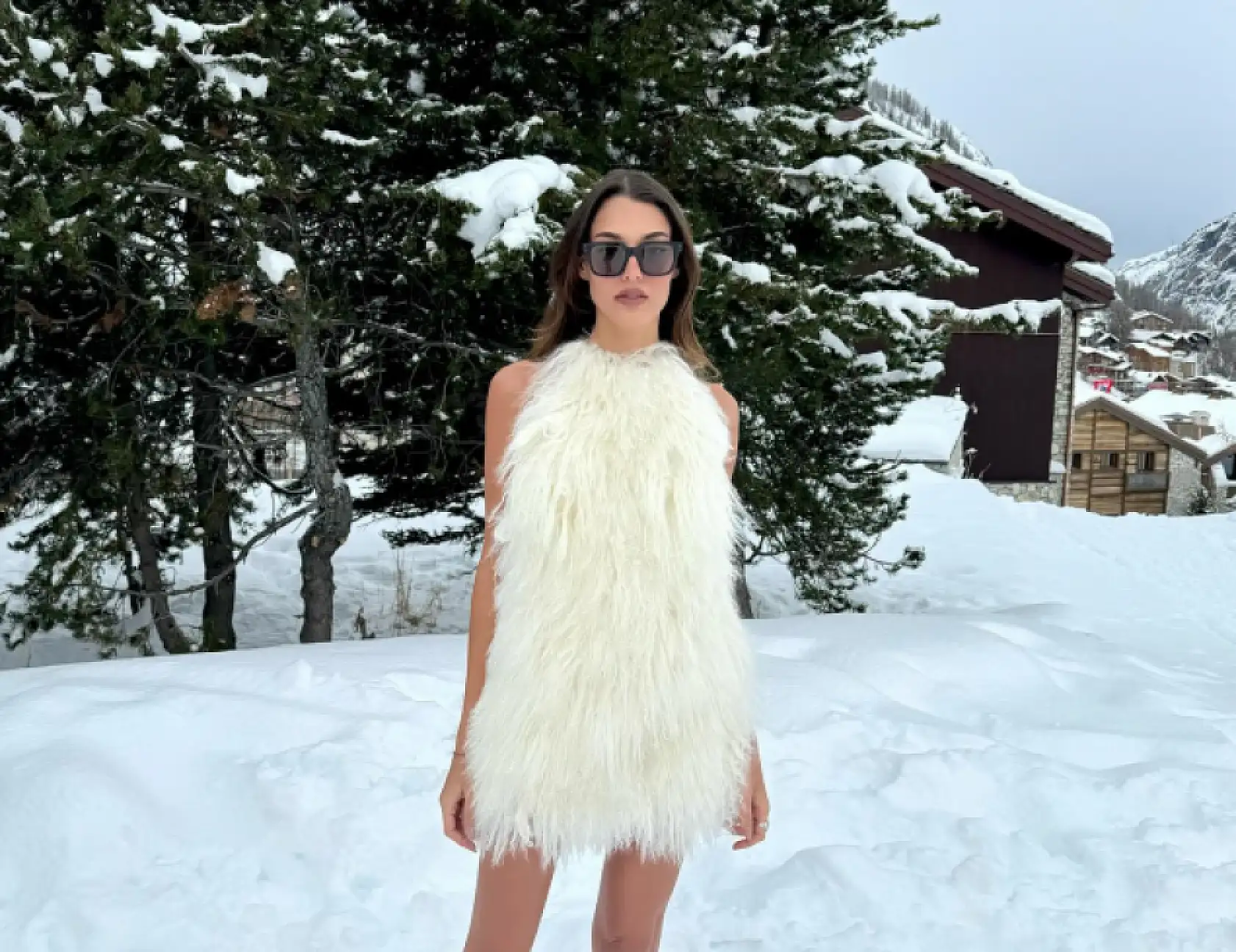 Fotoğraflara bakan üşüyor! Dilan Çiçek Deniz, mini elbisesiyle karlar içinde poz verdi