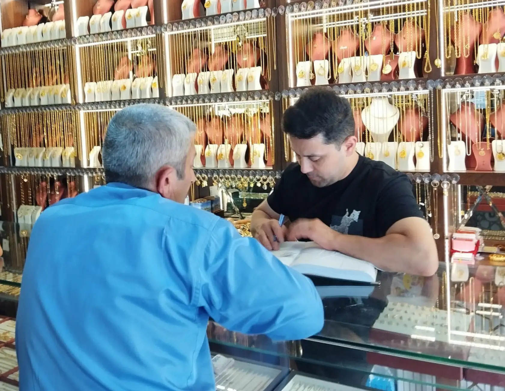 1 milyonluk ziynet eşyası çaldılar, kaçmaya çalışırken yakalandılar