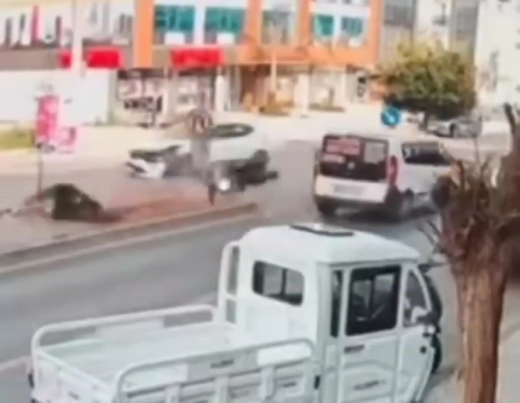 Bodrum'da feci kaza! Motosiklet havada uçtu