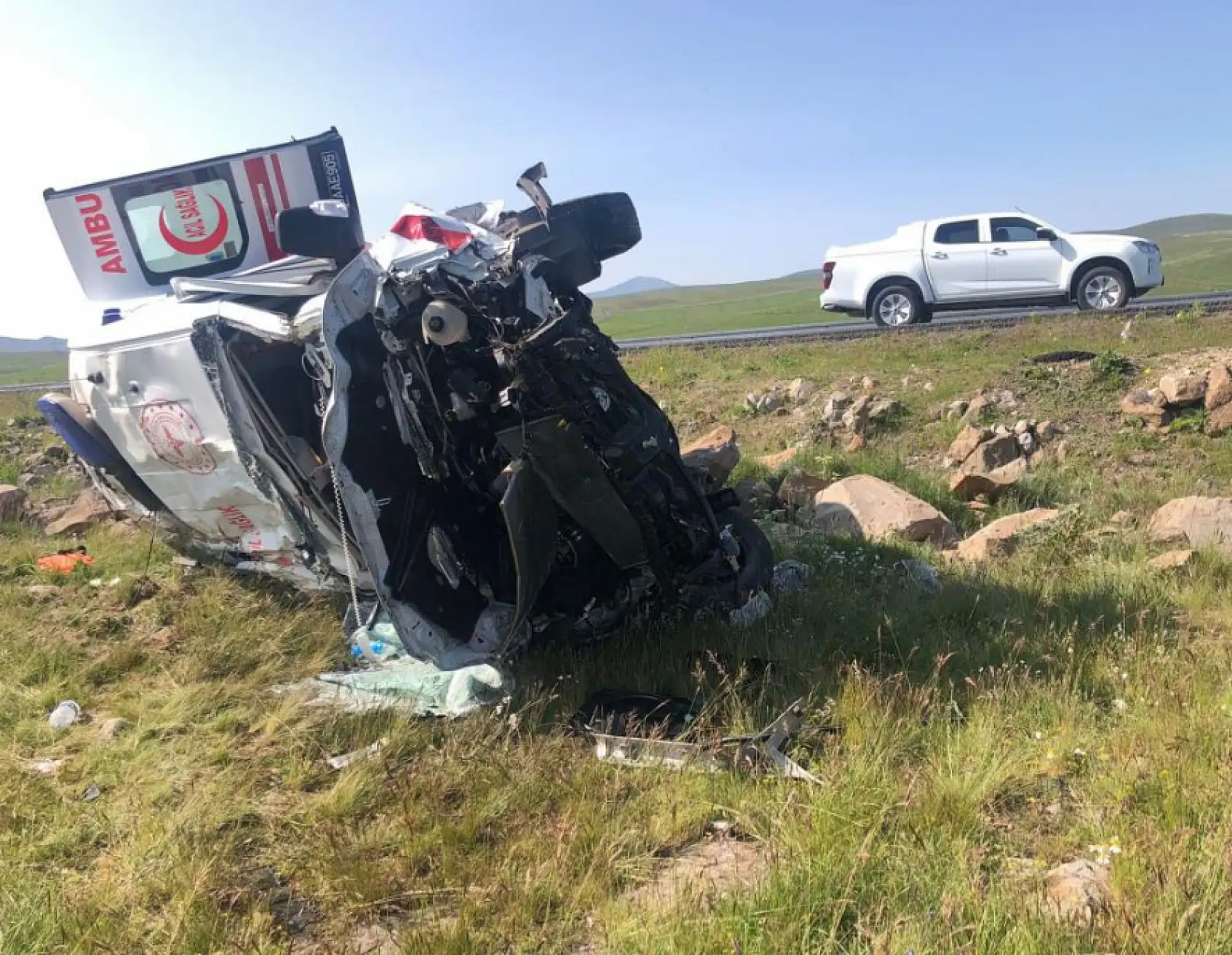 Doktor ve 3 sağlık görevlisi ölümden döndü! Ambulans şarampole yuvarlandı