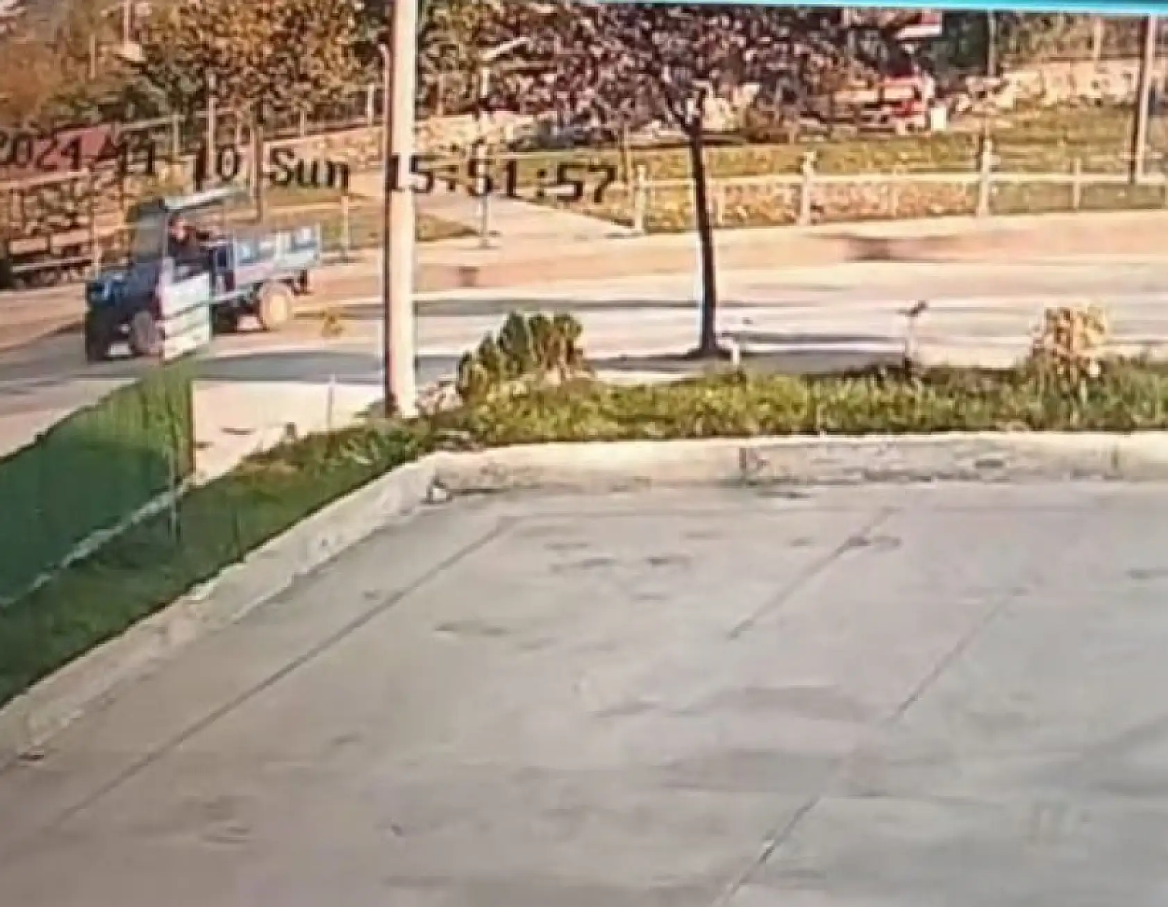 Motosiklet sürücüsü, çarpıştığı patpatın altında kaldı